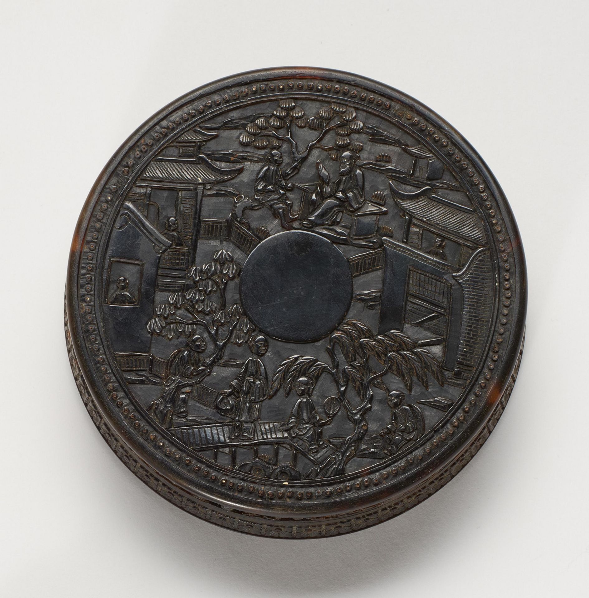 FINELY CARVED TORTOISE SHELL FRAGRANCE BOX WITH GENRE SCENES IN FRONT OF A CITY. Origin: China. - Bild 2 aus 2