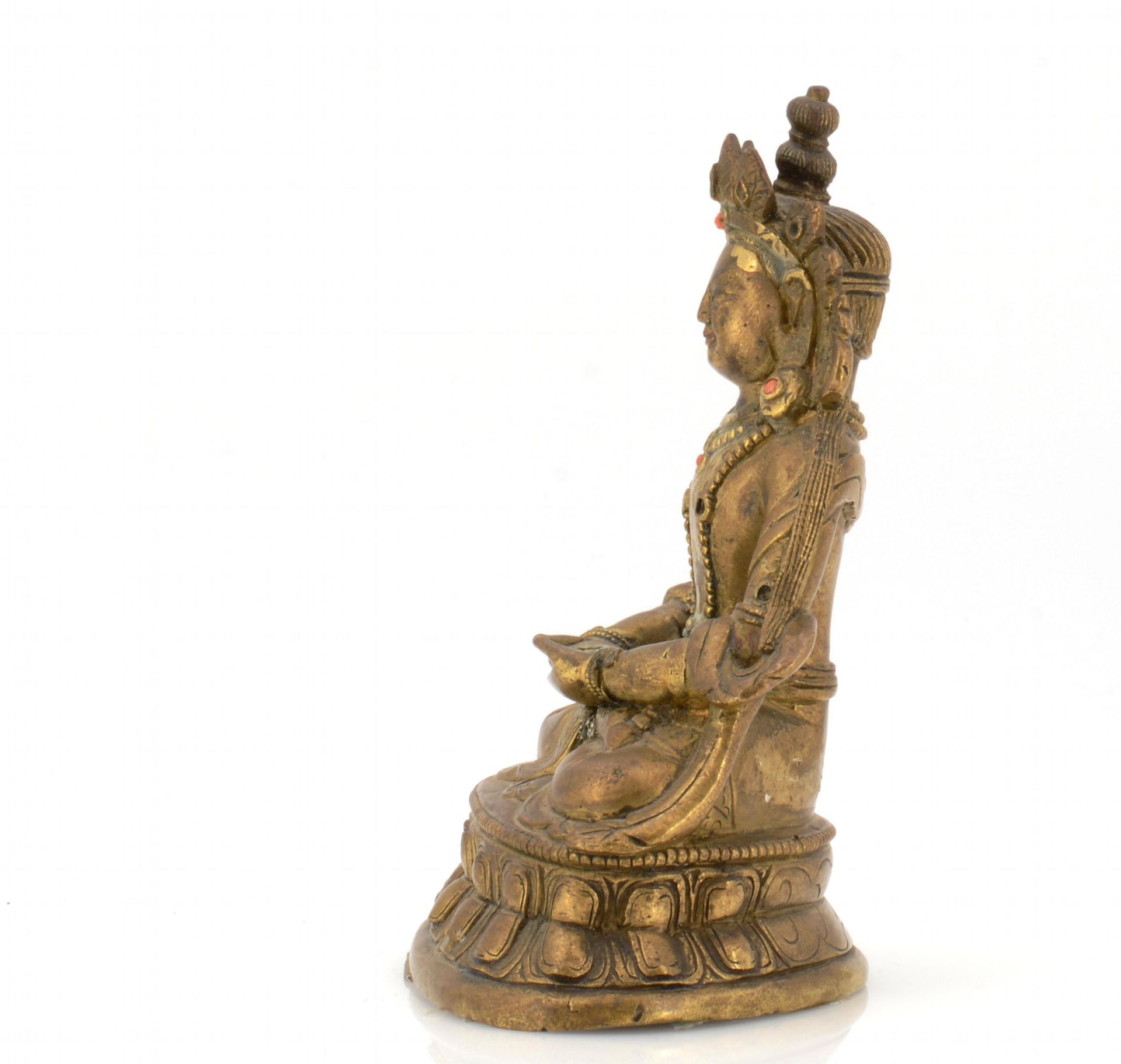 BUDDHA AMITAYUS. Origin: Tibet. Date: Ca. 19th c. Technique: Bronze with residue of gilding and - Bild 3 aus 6