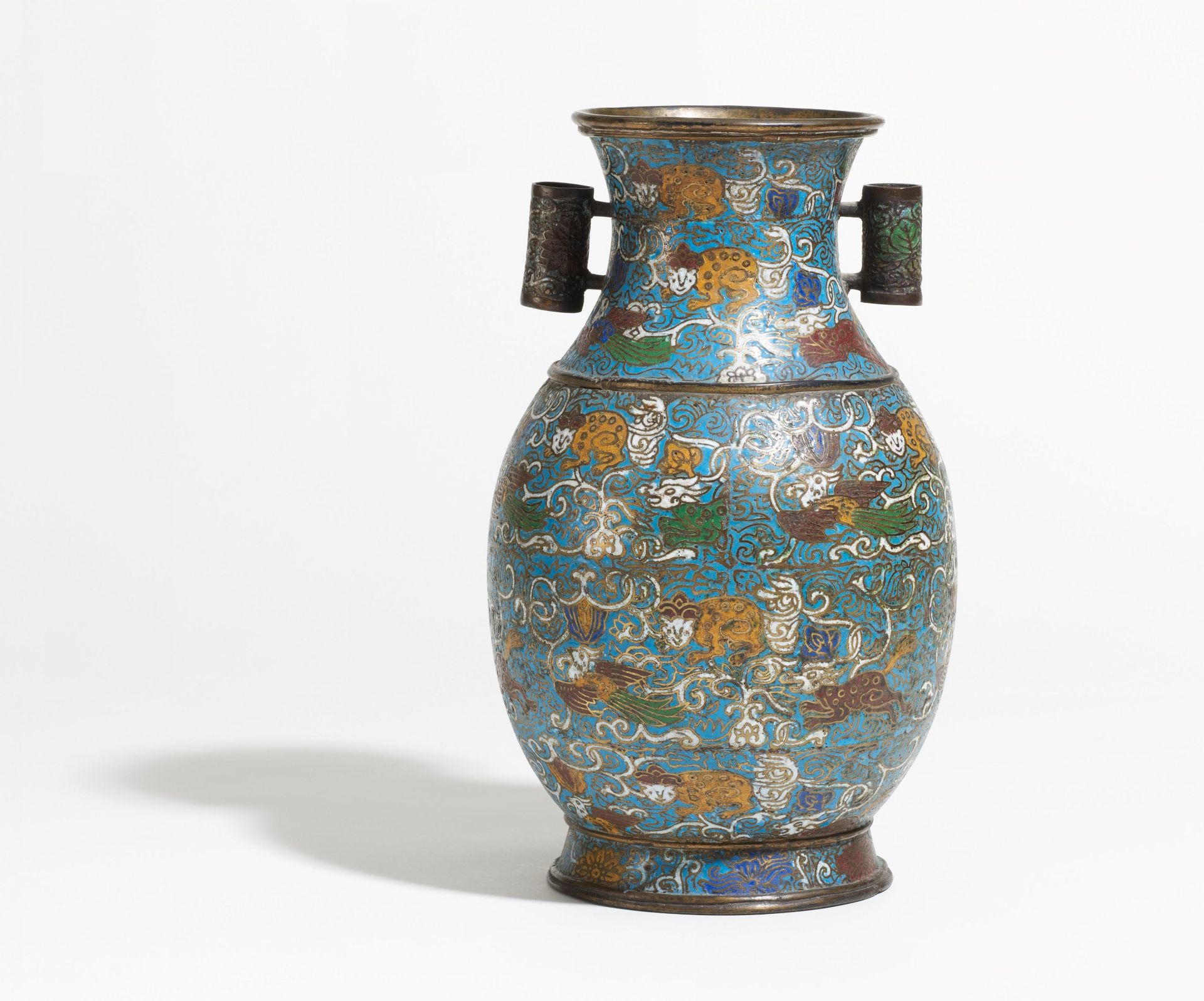 RARE CLOISONNÉ-VASE IN HU SHAPE. Origin: China. Dynasty: Ming dynasty. Date: 17th c. Technique: - Bild 3 aus 5