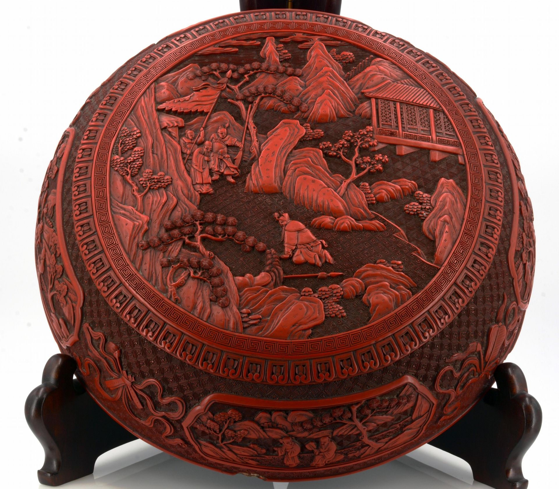 IMPORTANT BOX WITH RED CARVED LACQUER. Origin: China. Dynasty: Qing dynasty. Date: 18th c. - Bild 14 aus 17