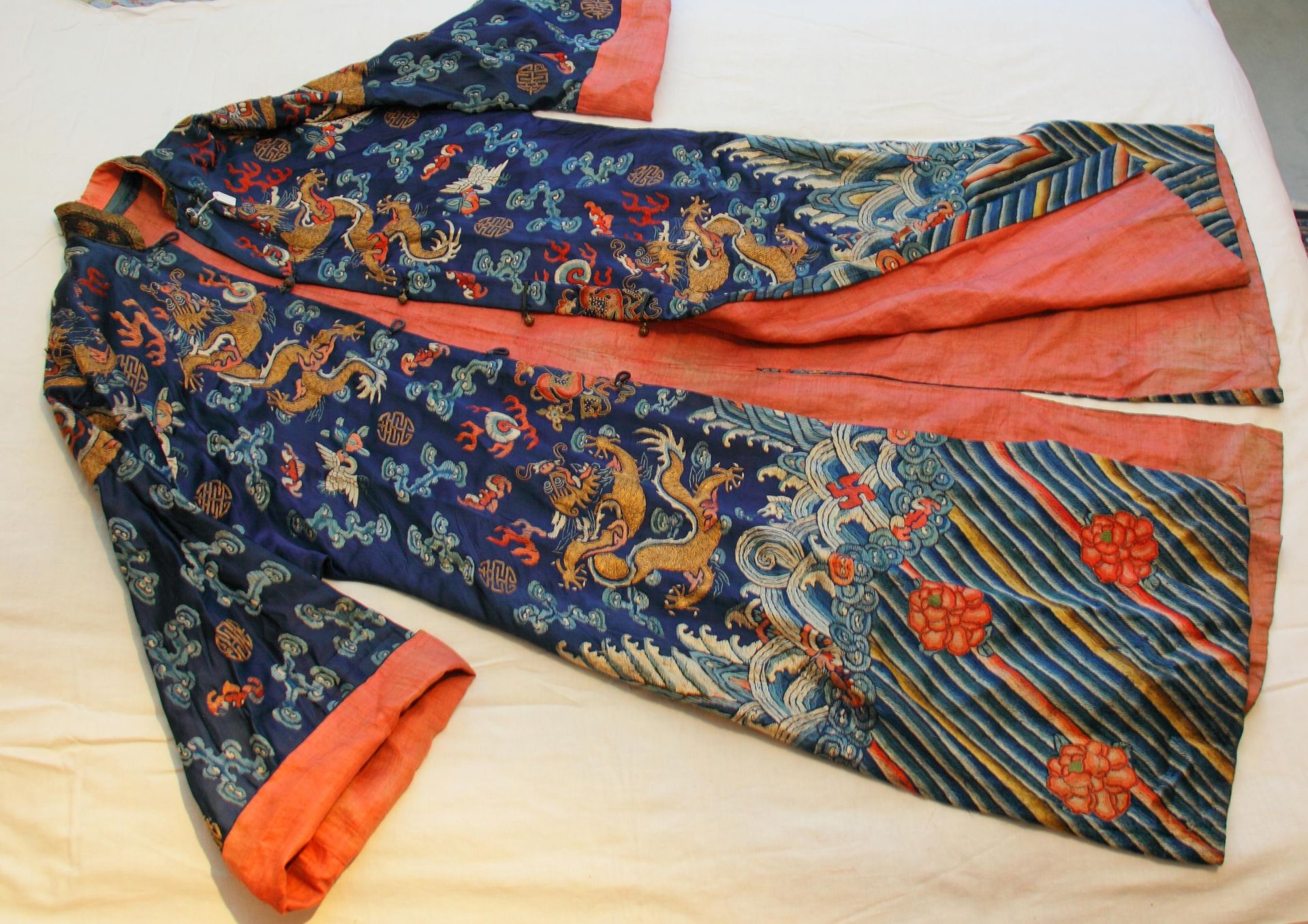 BLUE-GROUND DRAGON ROBE FOR THE CHINESE OPERA. Origin: China. Dynasty: Qing dynasty. Date: Ca. 1900. - Bild 7 aus 9