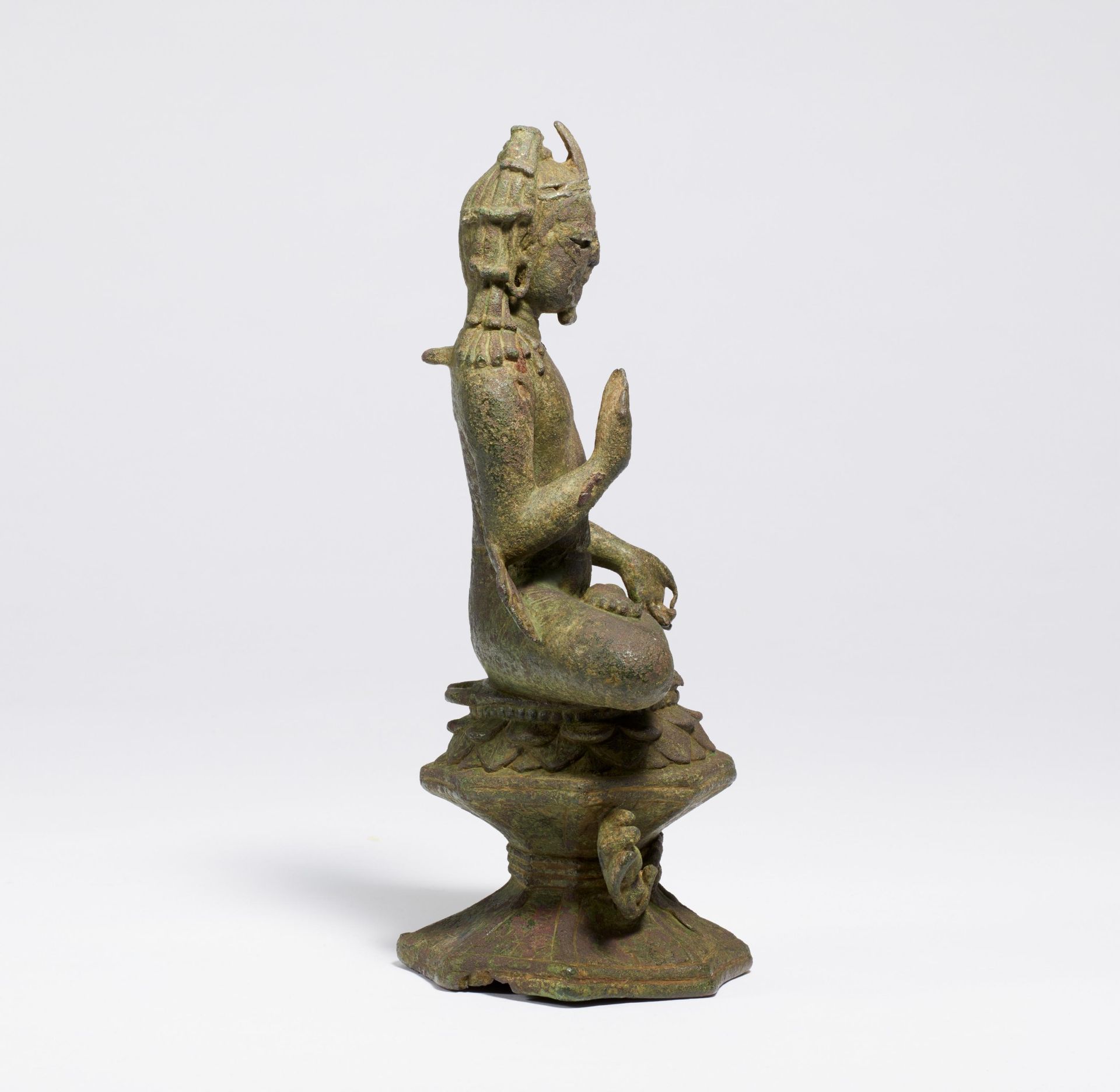 EXTRAORDINARY EARLY DEPICTION OF A BODHISATTVA. Origin: Western Himalaya region. Kashmir. Date: - Bild 5 aus 5