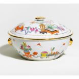 LIDDED TUREEN WITH ANTIQUES. Origin: China. Dynasty: Republic period (1912-1949). Technique: