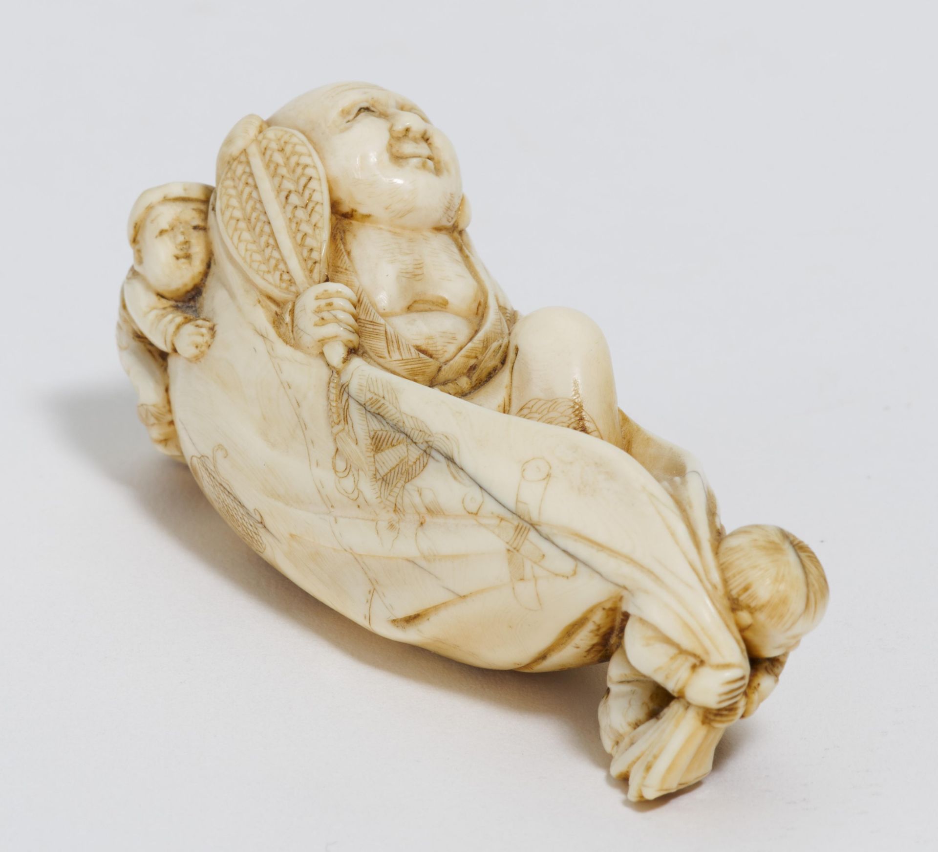 LARGE NETSUKE OF HOTEI WITH KARAKO. Origin: Japan. Date: 19th c. Technique: Ivory finely carved - Bild 4 aus 4