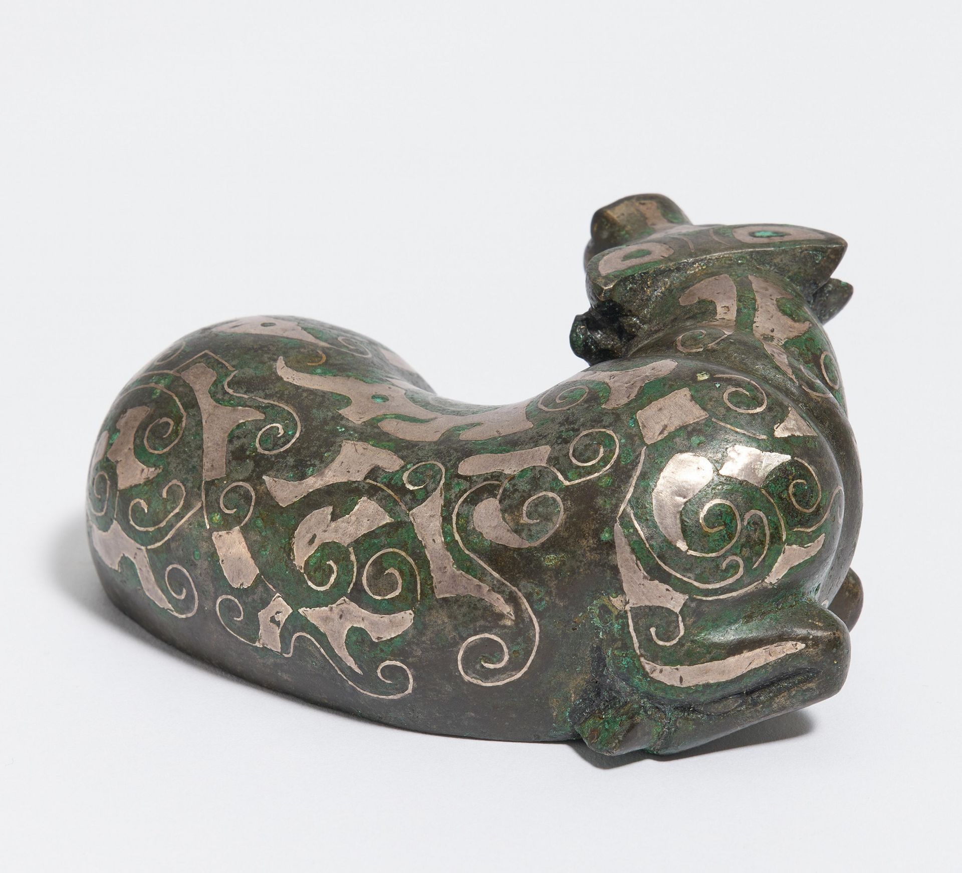RECLINING OX. Origin: China. Maker/Designer: In the style of the Warring states, but later. - Bild 3 aus 4