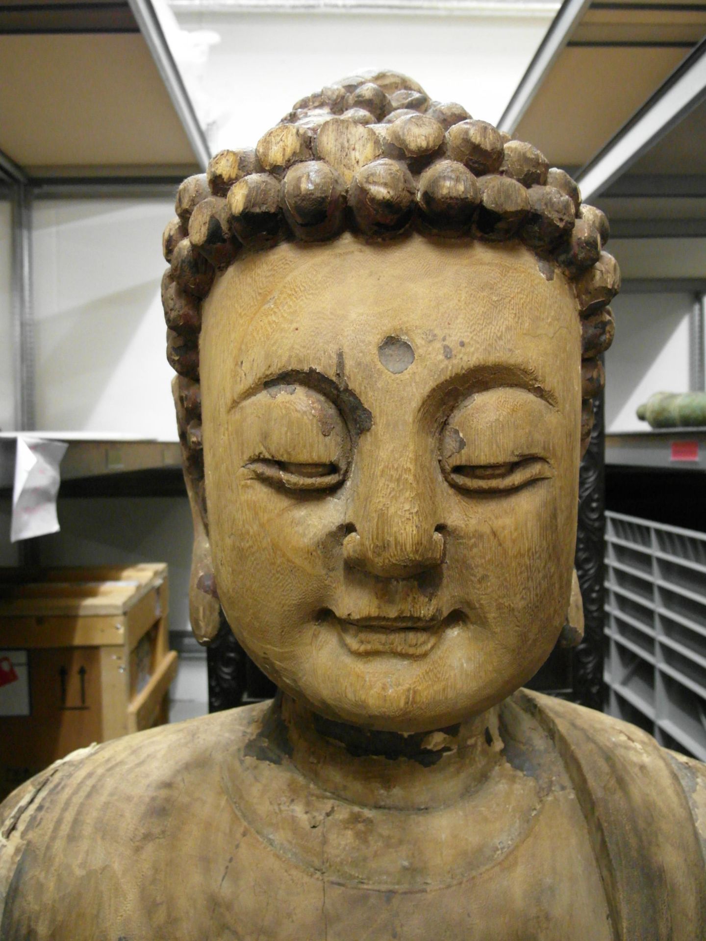 IMPORTANT AND LARGE MEDITATING BUDDHA. Origin: China. Date: In the style of the early Ming - Bild 4 aus 22