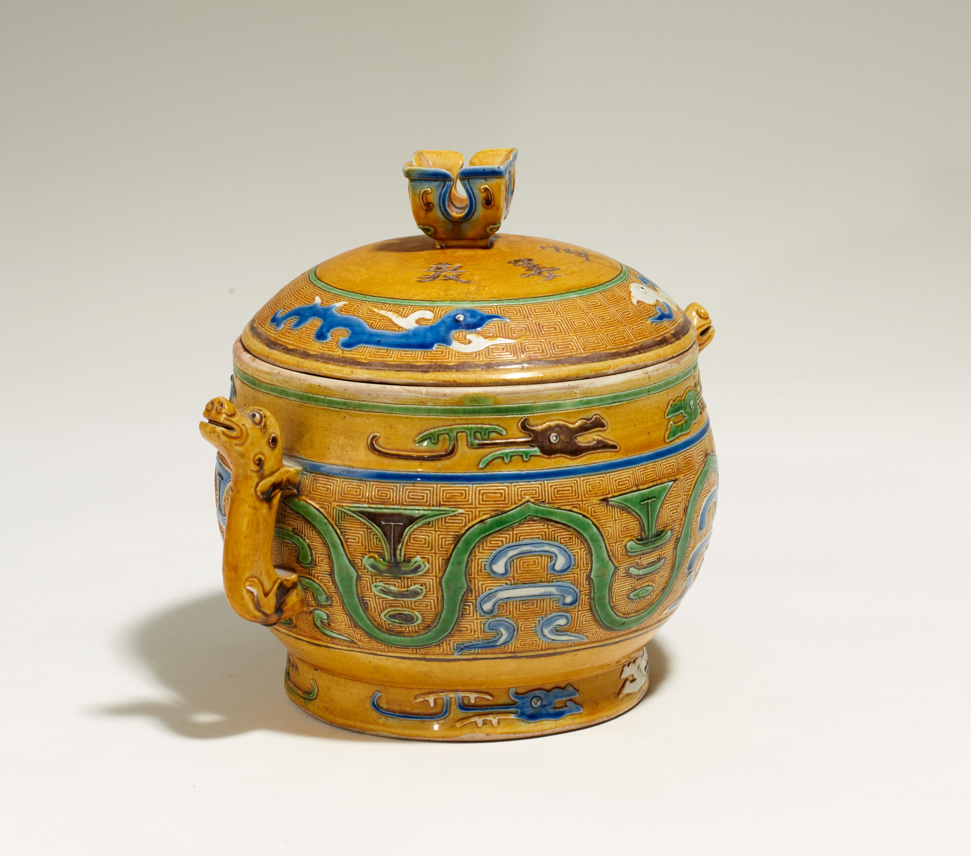 LIDDED JAR IN THE SHAPE OF A RITUAL BRONZE 'DUI'. Origin: China. Dynasty: Late Qing dynasty. Date: - Image 6 of 6