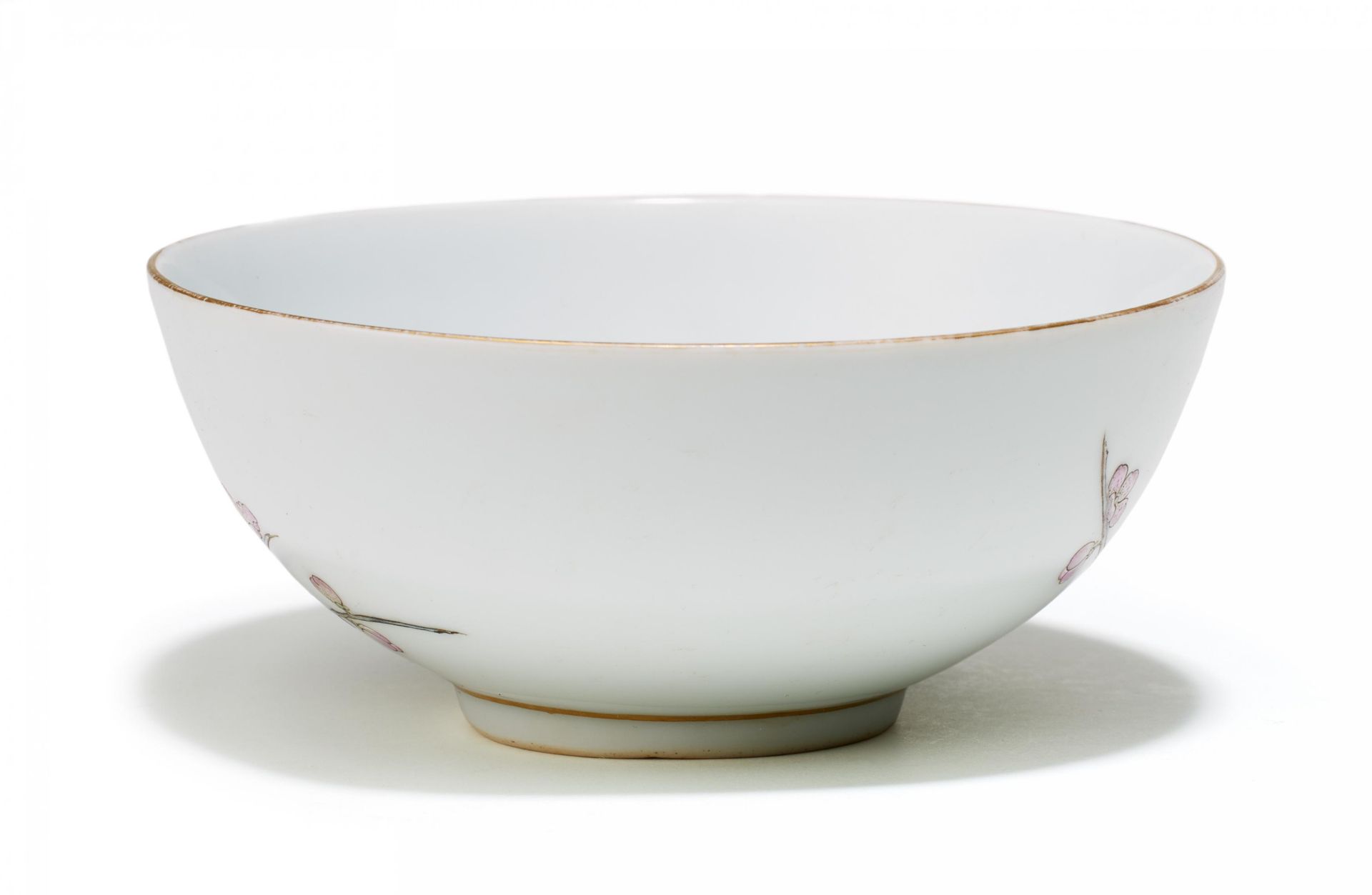 SMALL BOWL WITH FLOWERING PLUM TREES. Origin: China. Technique: Porcelain finely painted in - Bild 5 aus 7