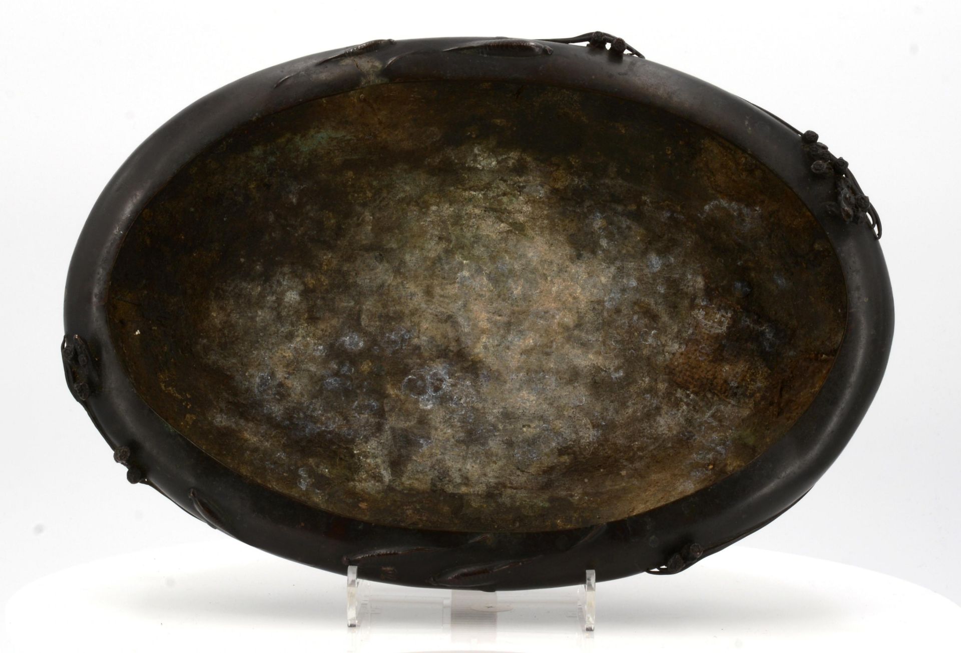 OVAL BOWL WITH CARP AND WAVES. Origin: Japan. Dynasty: Meiji period (1868-1912). Technique: Bronze - Bild 8 aus 9