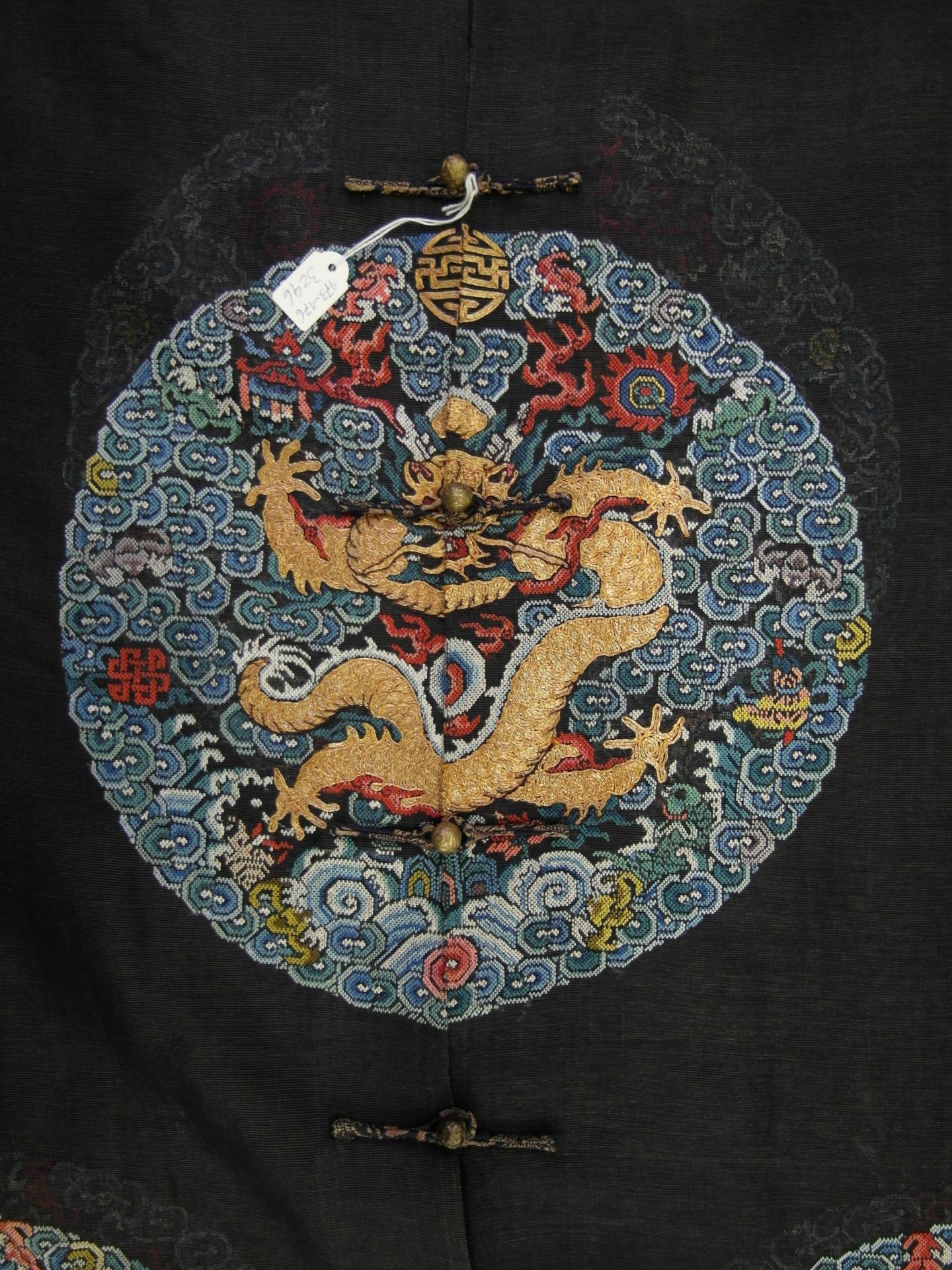 RARE IMPERIAL OFFICIAL LONGGUA OVER GARMENT WITH DRAGON MEDALLIONS FOR A LADY. Origin: China. - Bild 5 aus 11