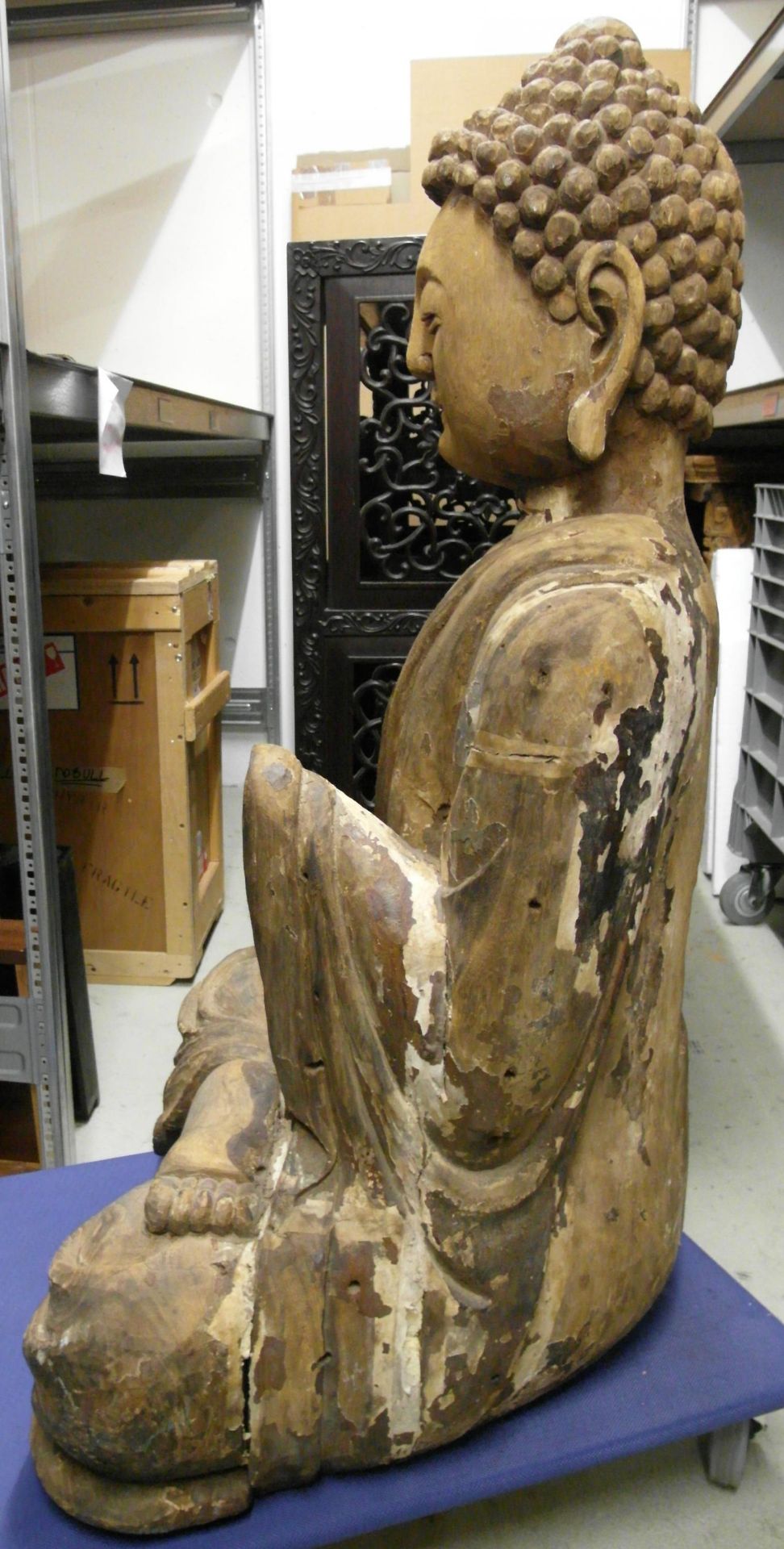 IMPORTANT AND LARGE MEDITATING BUDDHA. Origin: China. Date: In the style of the early Ming - Bild 5 aus 22