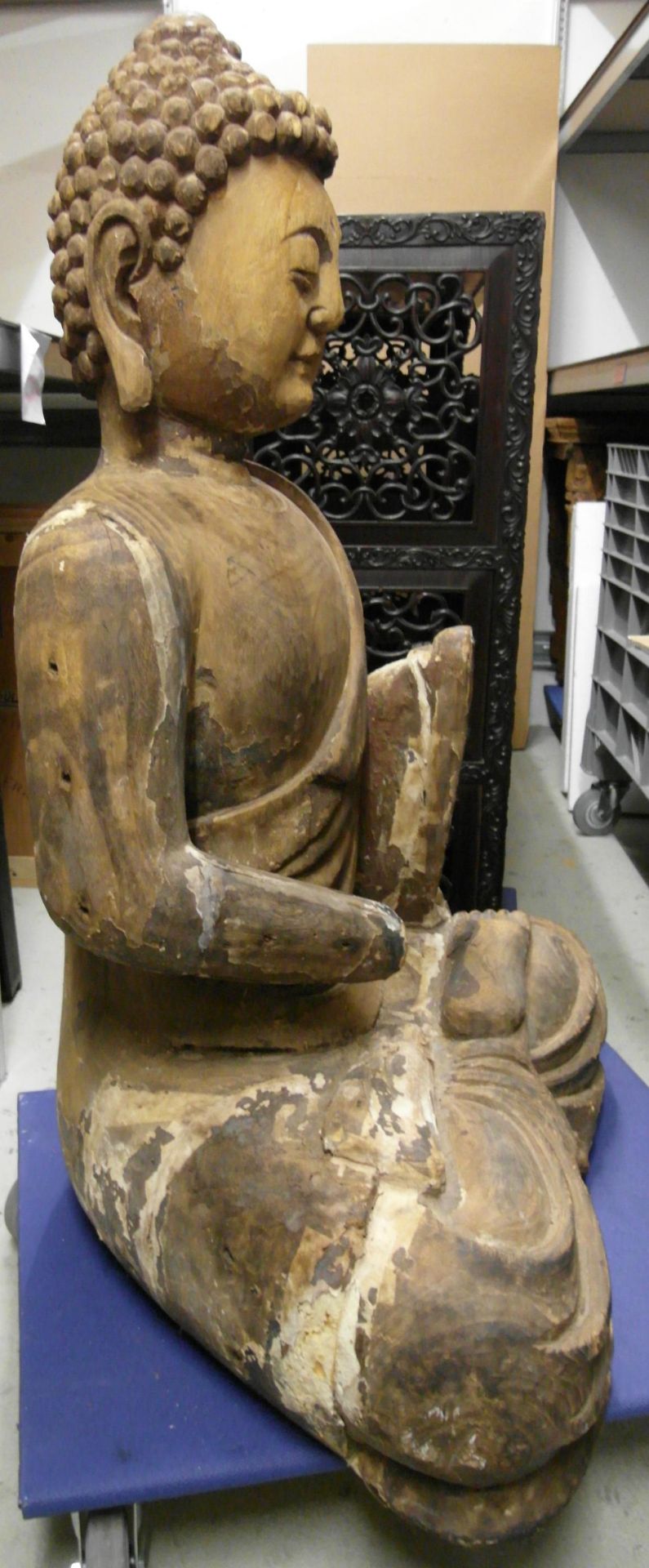 IMPORTANT AND LARGE MEDITATING BUDDHA. Origin: China. Date: In the style of the early Ming - Bild 6 aus 22