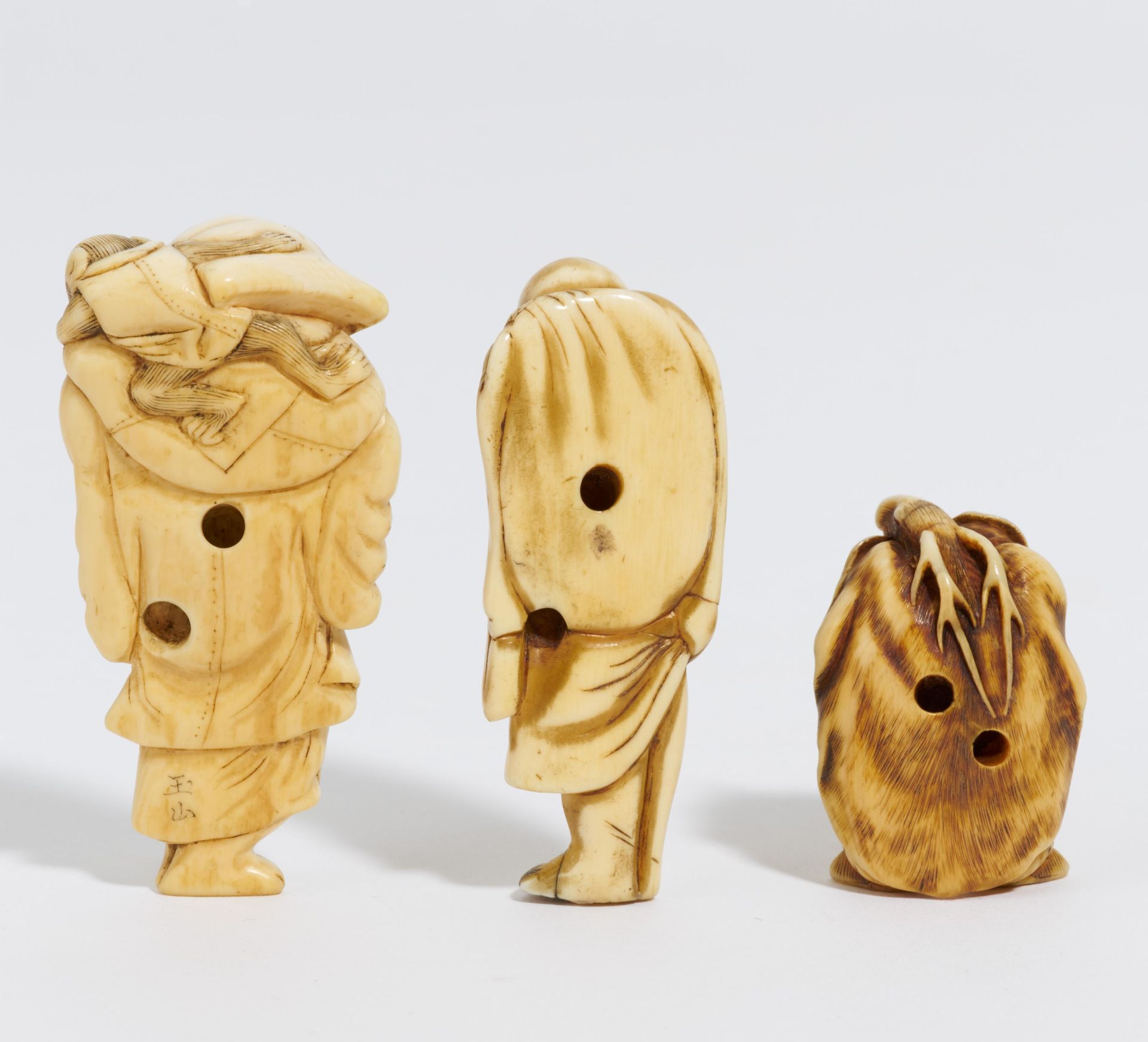 THREE NETSUKE: SARUMAWASHI, HOTEI AND ENSHI. Origin: Japan. Date: 19th c. Technique: Ivory resp. - Bild 2 aus 2