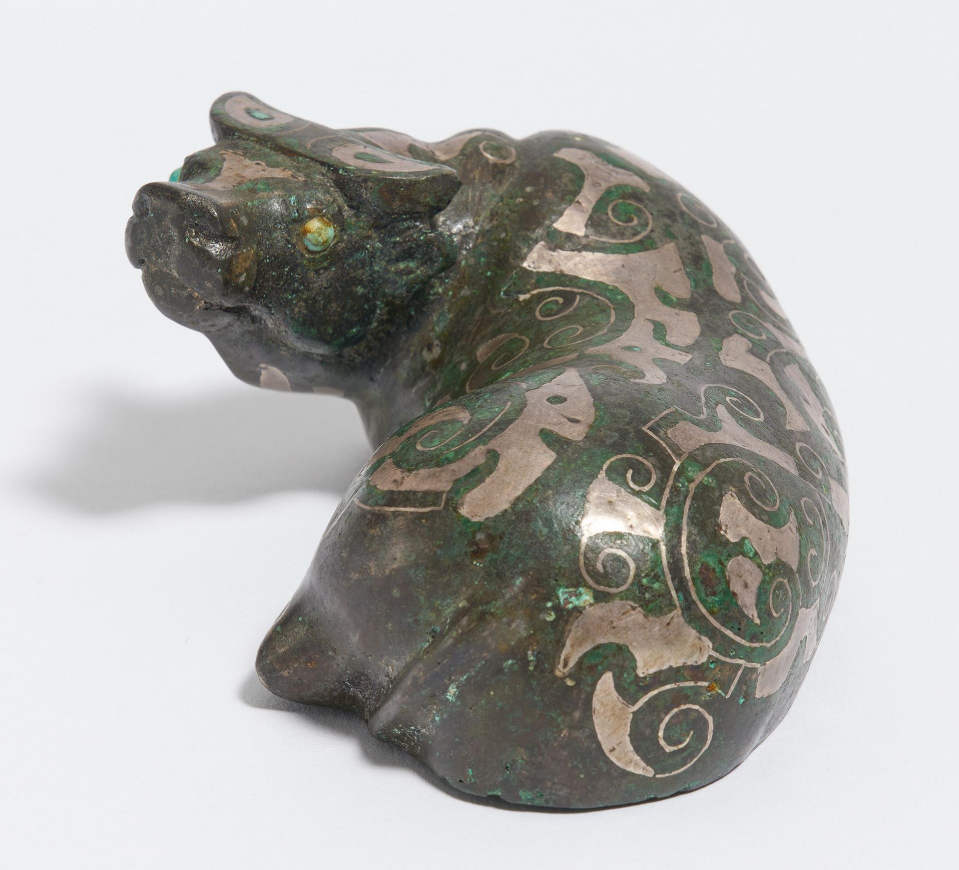 RECLINING OX. Origin: China. Maker/Designer: In the style of the Warring states, but later. - Bild 2 aus 4