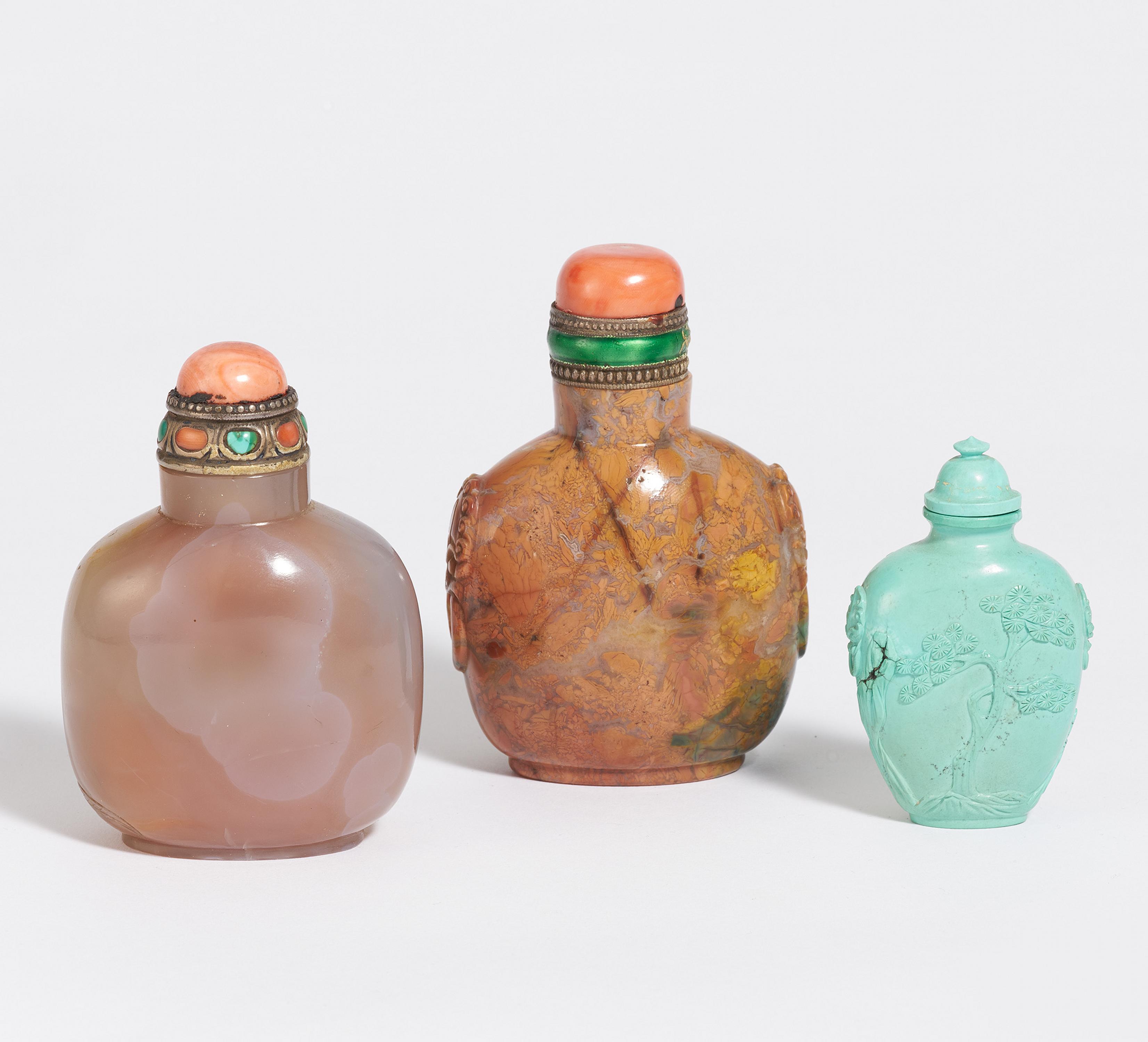 THREE SNUFFBOTTLE FROM STONE. Origin: China. Dynasty: Qing dynasty (1644-1912). Description: a) - Image 2 of 2