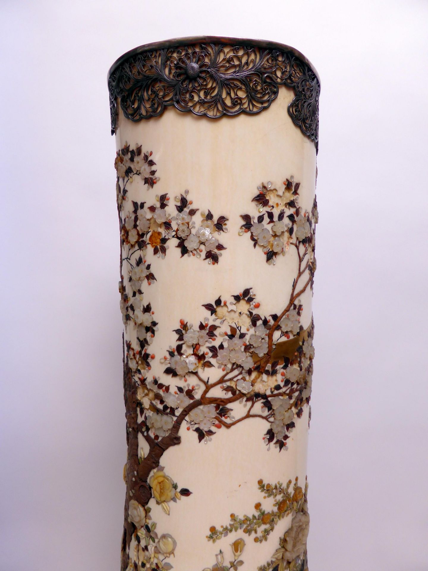 IMPORTANT AND LARGE IVORY TUSK DECORATED WITH SHIBAYAMA. Origin: Japan. Dynasty: Meiji period ( - Bild 16 aus 26