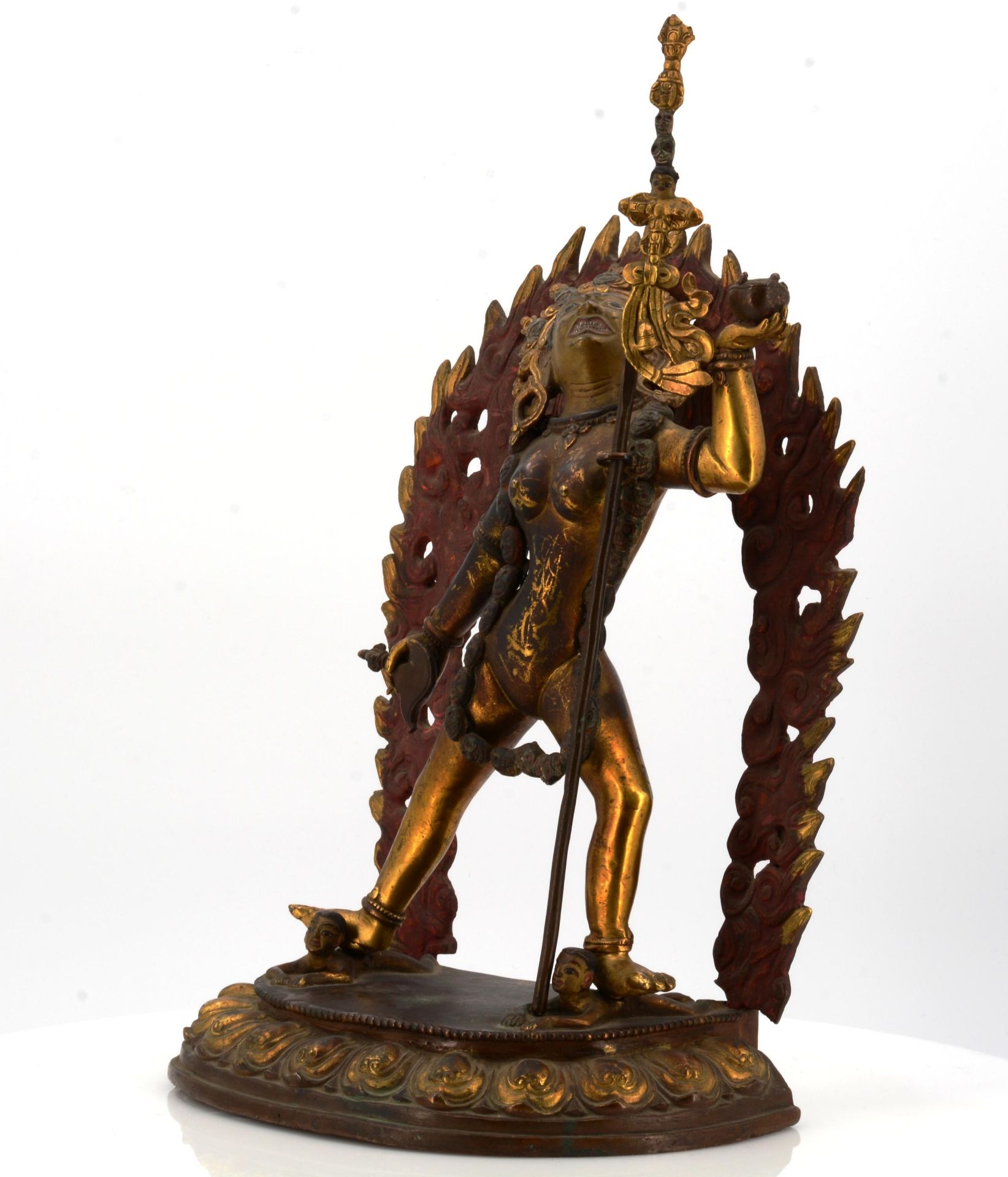 LARGE FIGURE OF THE DAKINI VAJRAYOGINI. Origin: Tibet. Technique: Old fire gilt bronze figure. - Bild 2 aus 9