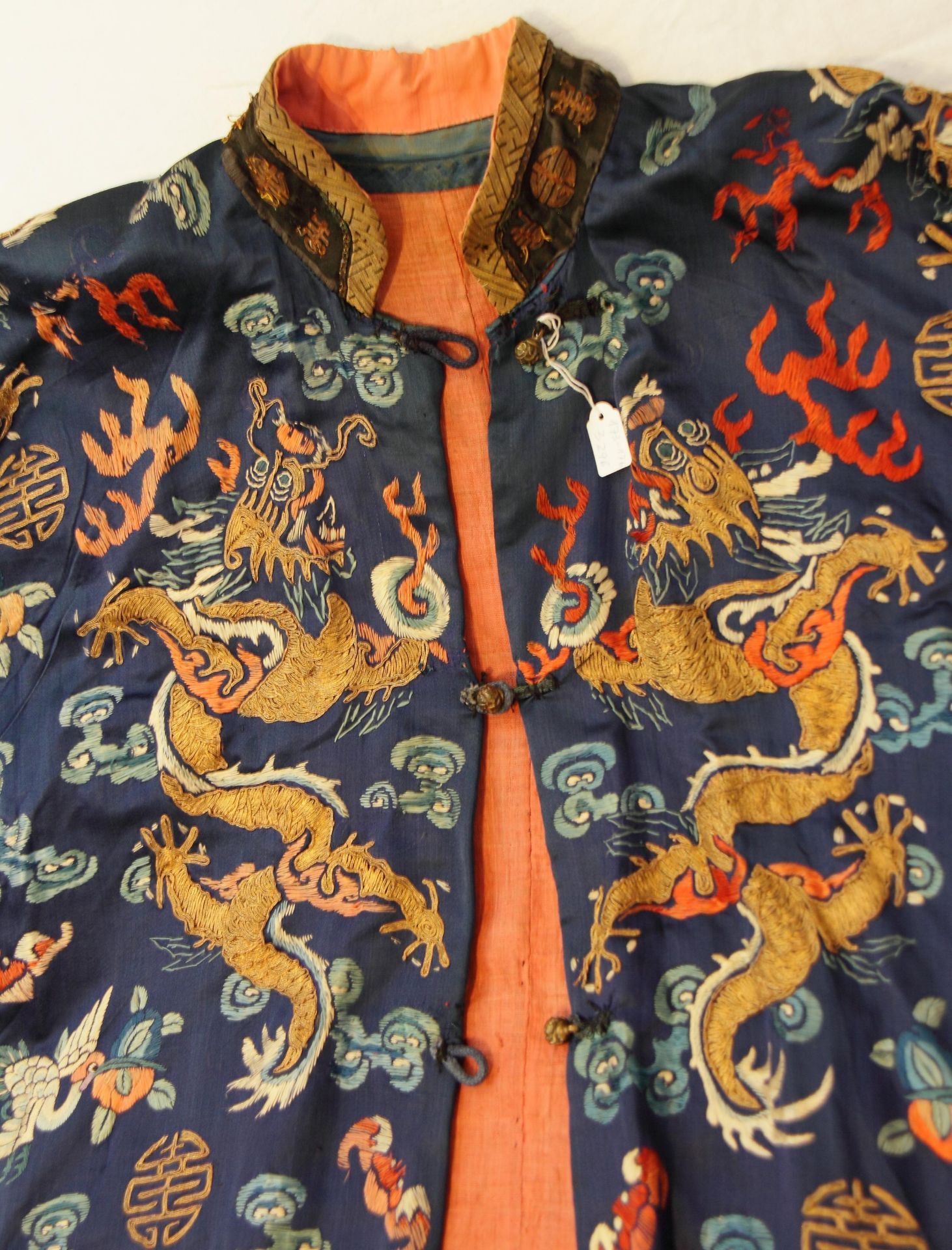 BLUE-GROUND DRAGON ROBE FOR THE CHINESE OPERA. Origin: China. Dynasty: Qing dynasty. Date: Ca. 1900. - Bild 9 aus 9