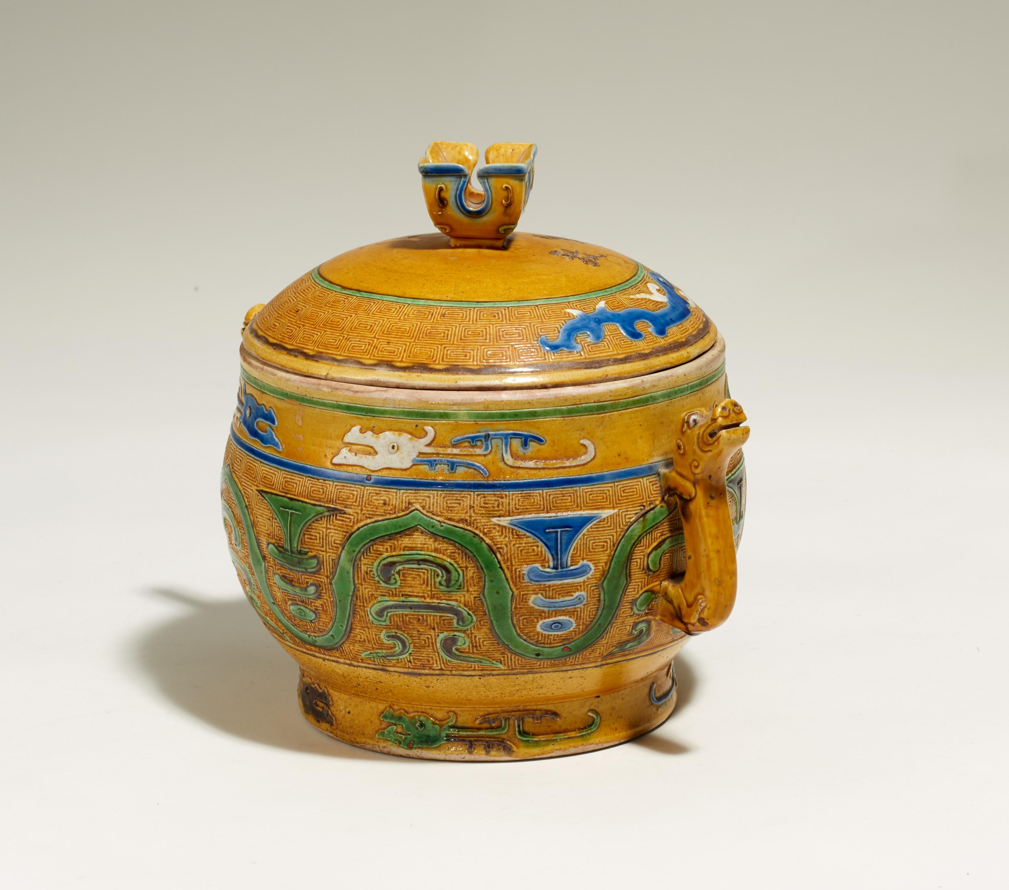 LIDDED JAR IN THE SHAPE OF A RITUAL BRONZE 'DUI'. Origin: China. Dynasty: Late Qing dynasty. Date: - Image 5 of 6