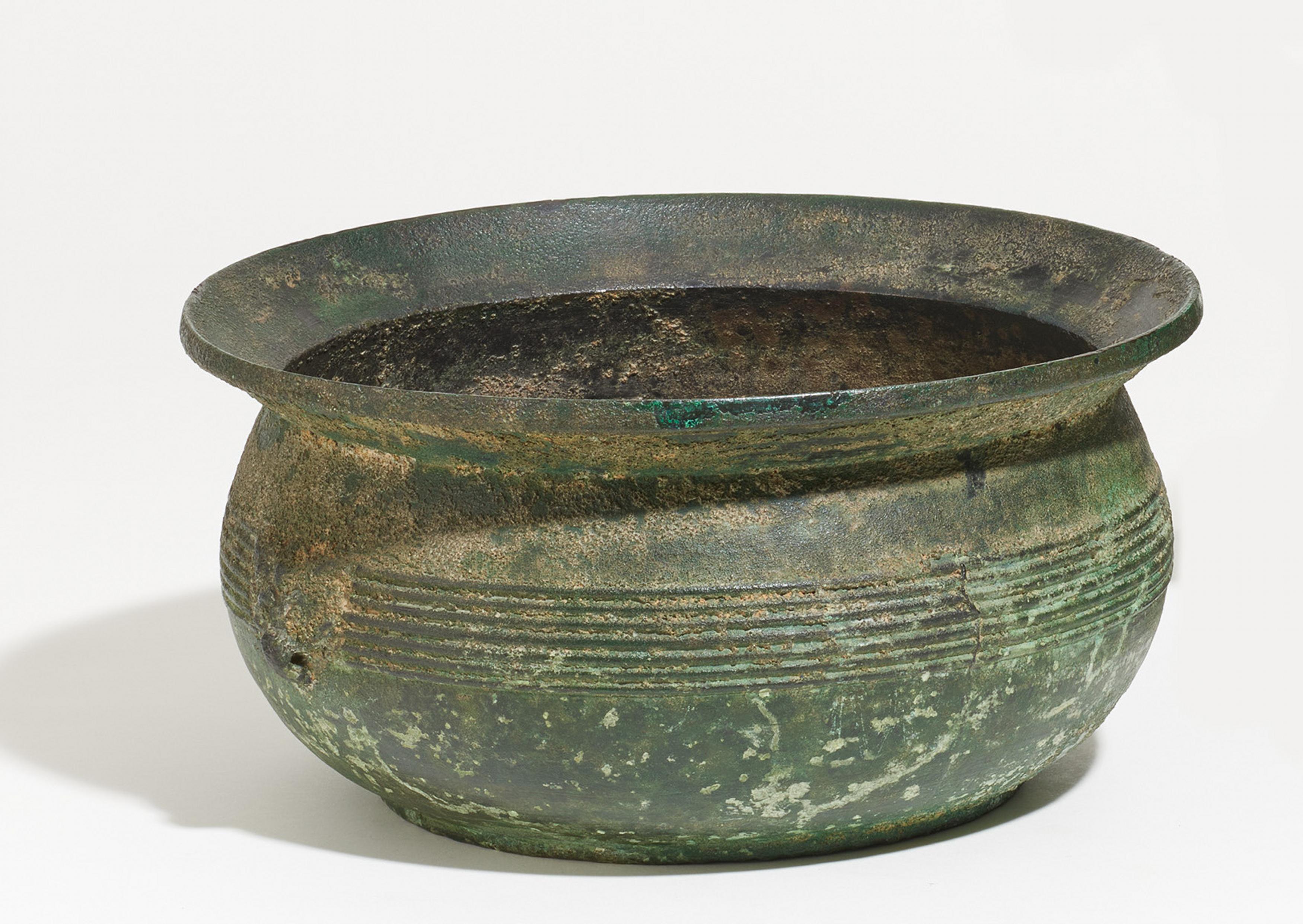 LARGE AND RARE BRONZE BASIN. Origin: China. Dynasty: Western Han dynasty (206 BC - 6 AD). Technique: - Image 2 of 22