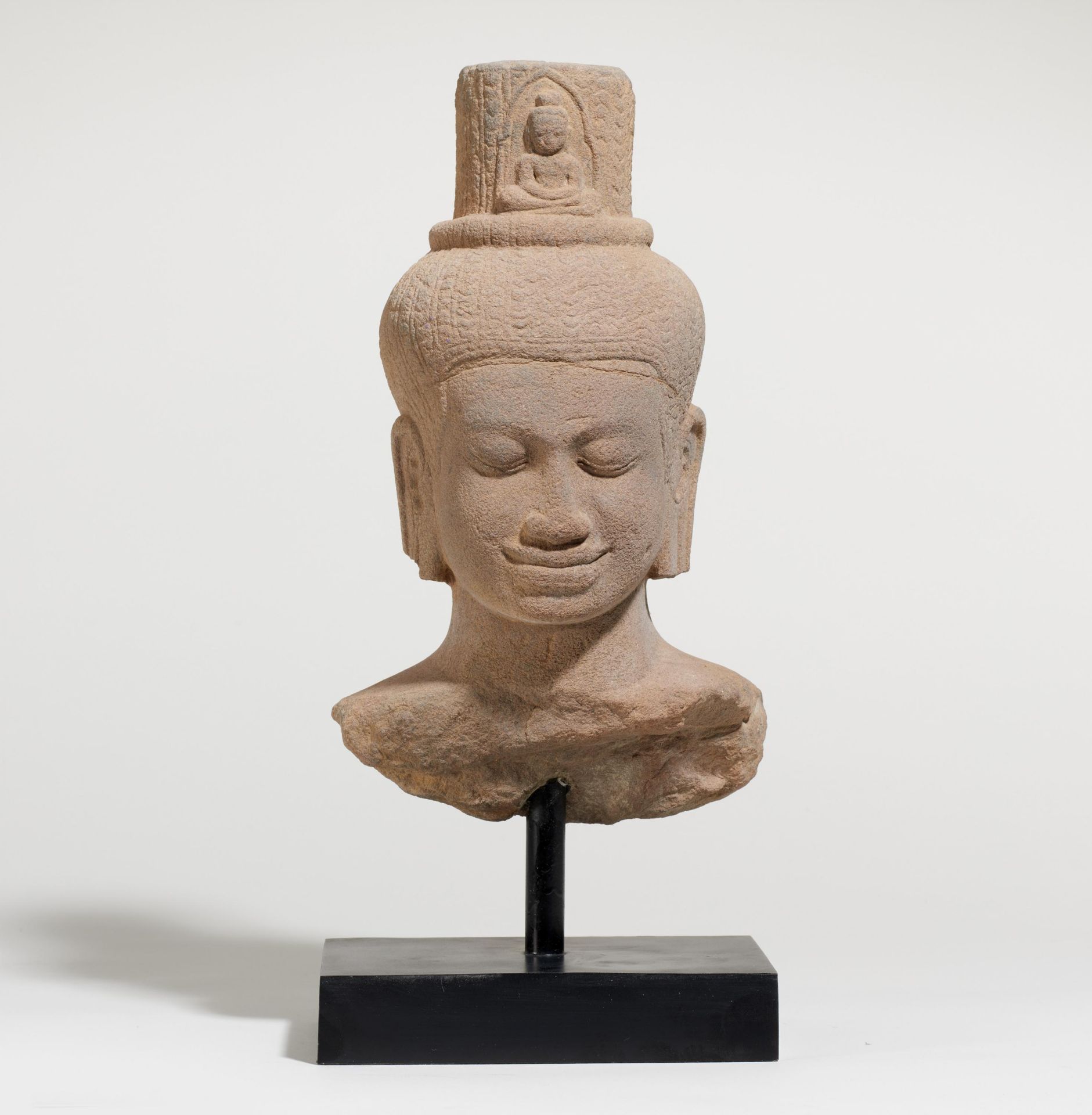 IMPORTANT BUST OF THE BODHISATTVA AVALOKITESHVARA. Origin: Khmer. Date: Late 12th c. Technique: - Bild 2 aus 5