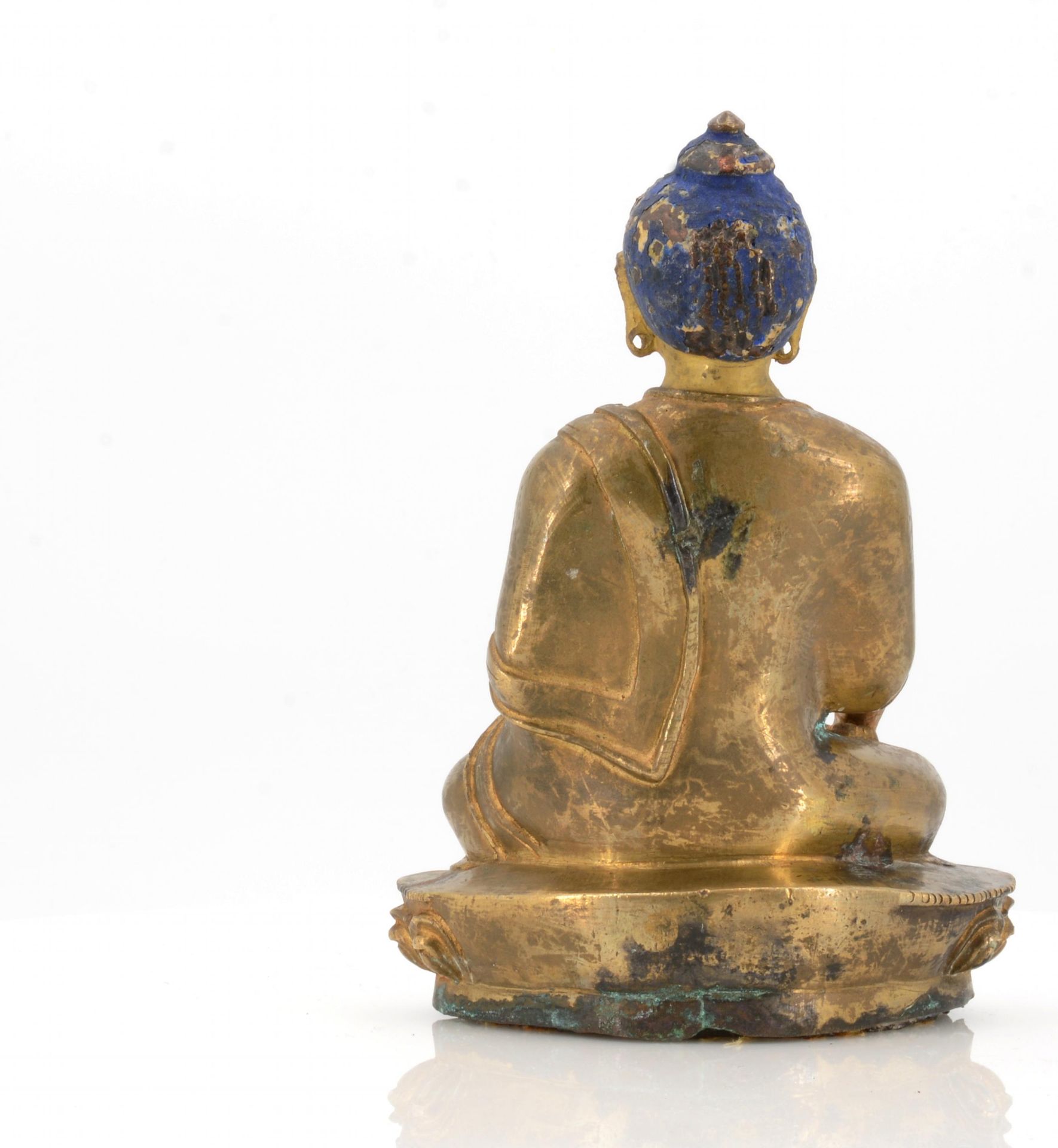 BUDDHA SHAKYAMUNI WITH ALM BOWL. Origin: Tibet. Date: 18th/19th c. Technique: Old, fire gild bronze. - Bild 4 aus 6