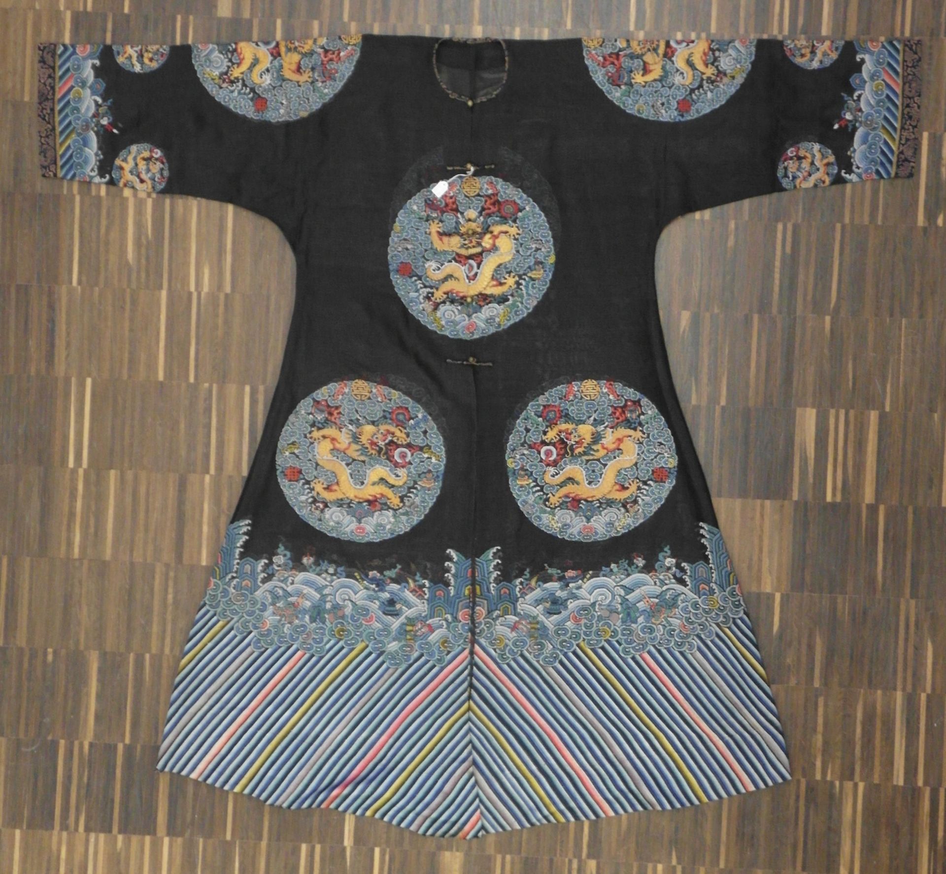 RARE IMPERIAL OFFICIAL LONGGUA OVER GARMENT WITH DRAGON MEDALLIONS FOR A LADY. Origin: China. - Bild 3 aus 11