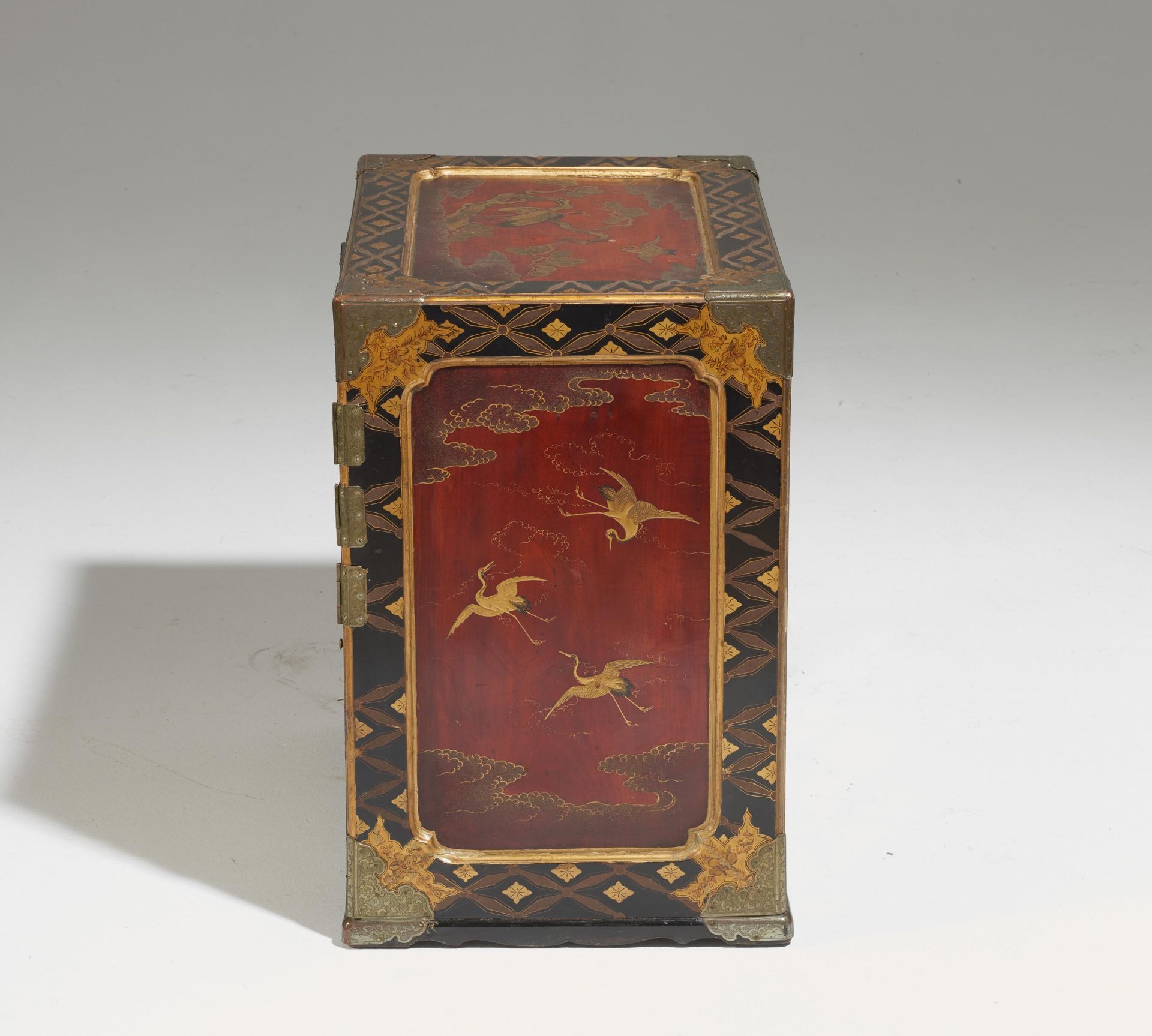 LACQUER CABINET WITH LANDSCAPE, INSIDE WITH HAWK. Origin: Japan. Dynasty: Edo/Meiji period. - Bild 3 aus 5