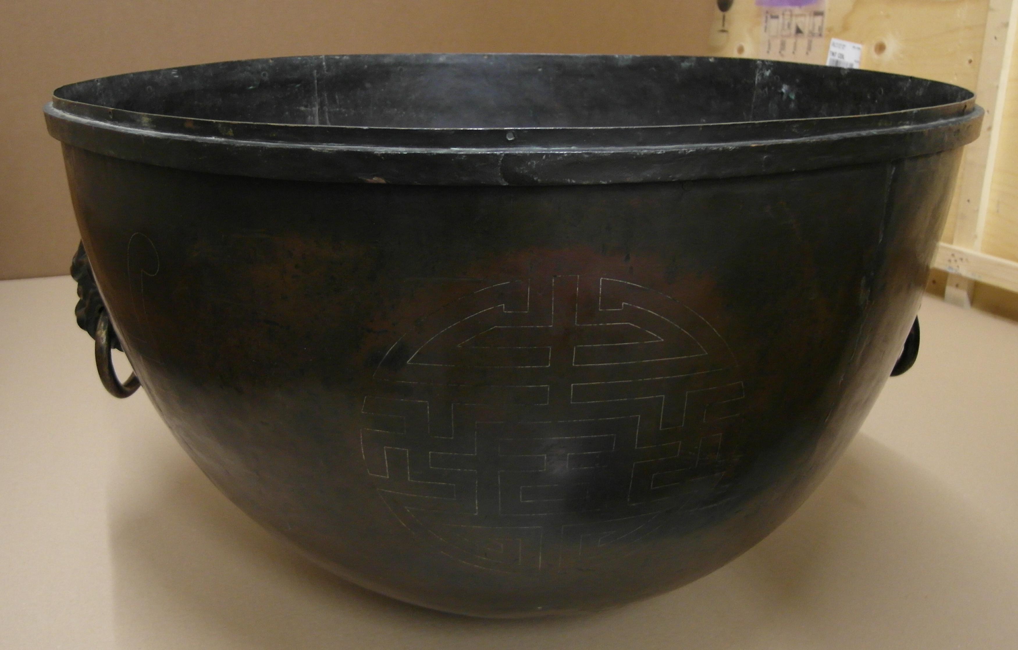 Title: Large censer. Origin: China. Dynasty: Qing dynasty (1644-1912). Measurement: Height 47cm, Ø - Image 3 of 21