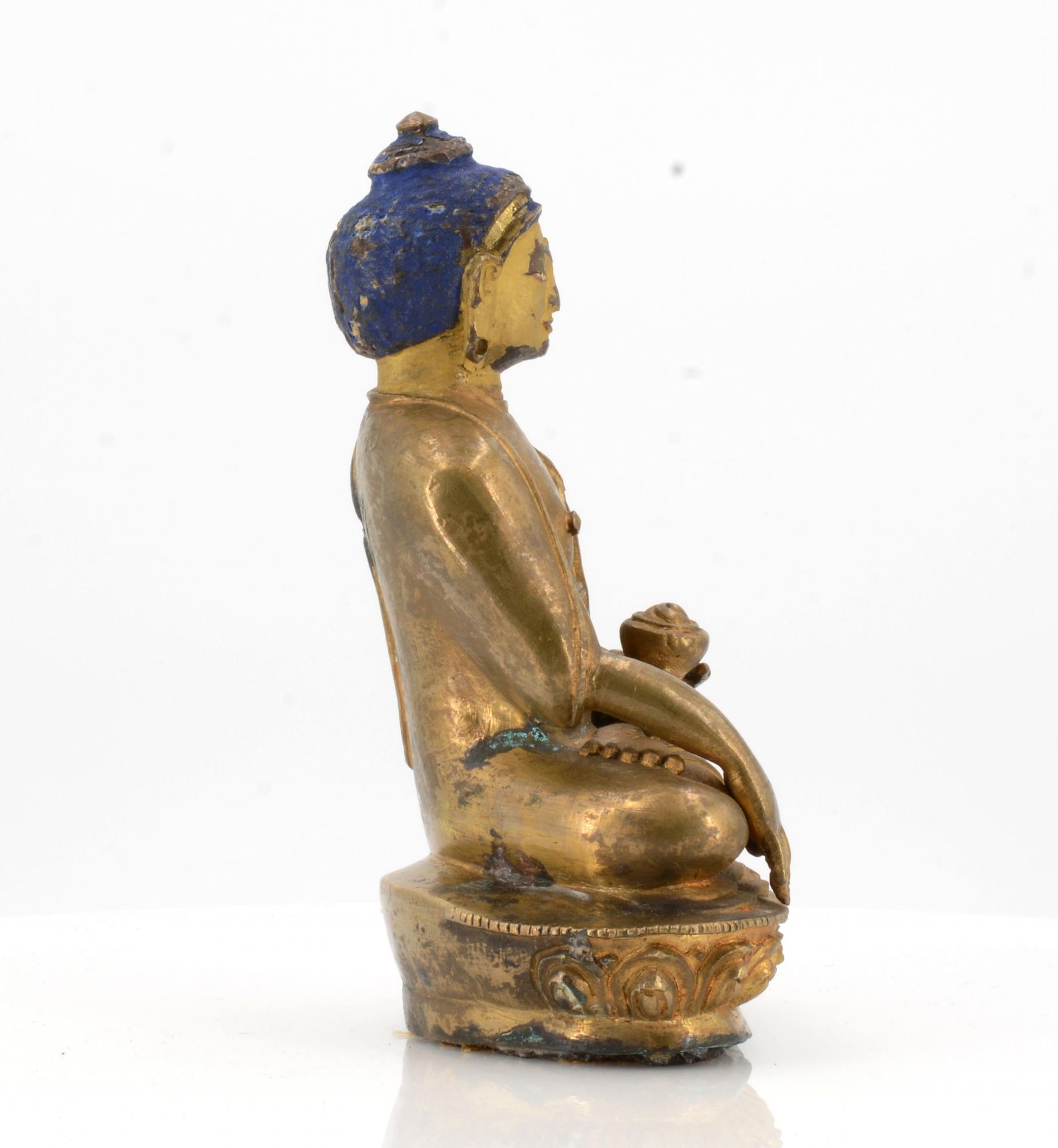 BUDDHA SHAKYAMUNI WITH ALM BOWL. Origin: Tibet. Date: 18th/19th c. Technique: Old, fire gild bronze. - Bild 5 aus 6