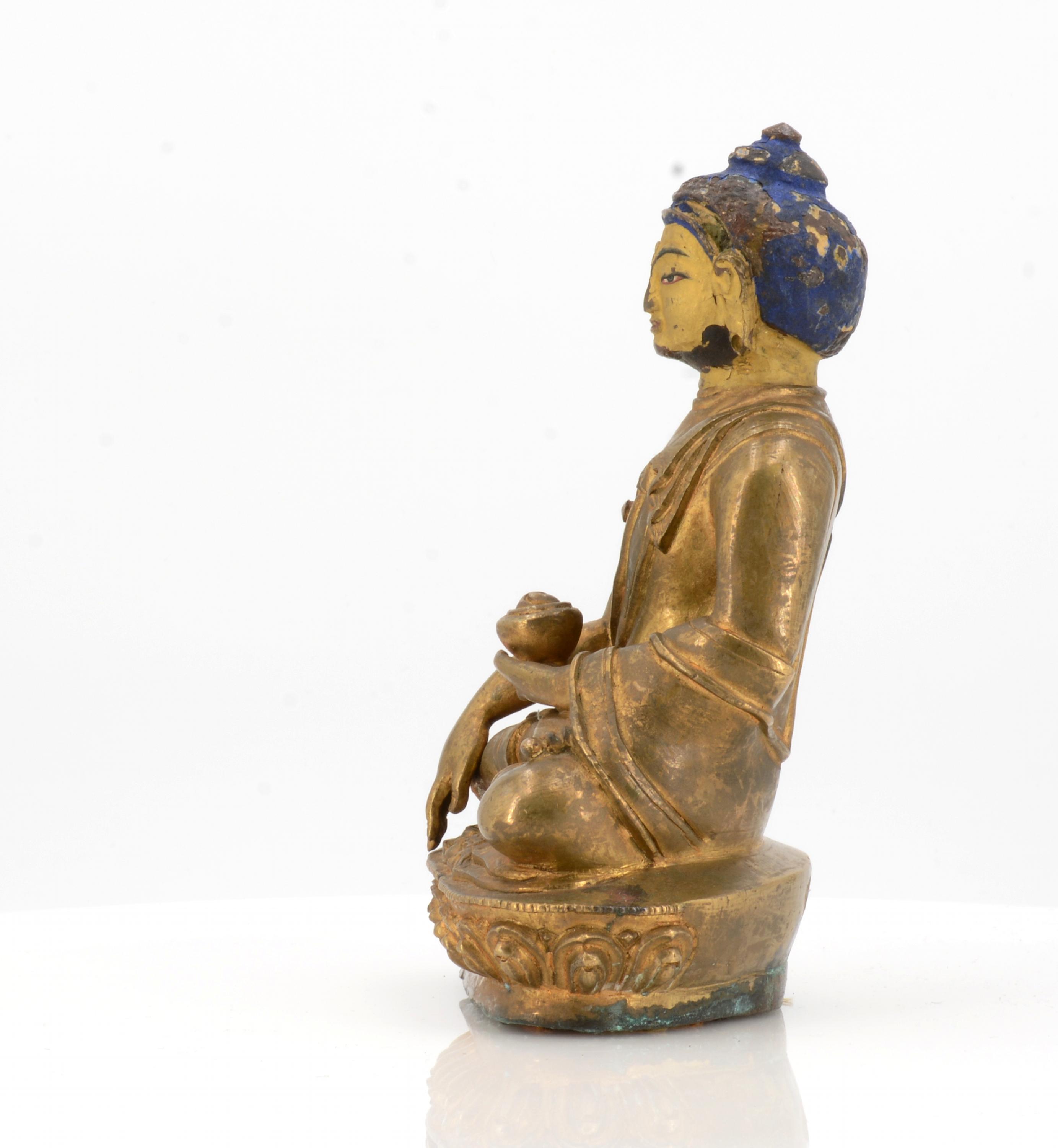 BUDDHA SHAKYAMUNI WITH ALM BOWL. Origin: Tibet. Date: 18th/19th c. Technique: Old, fire gild bronze. - Image 3 of 6
