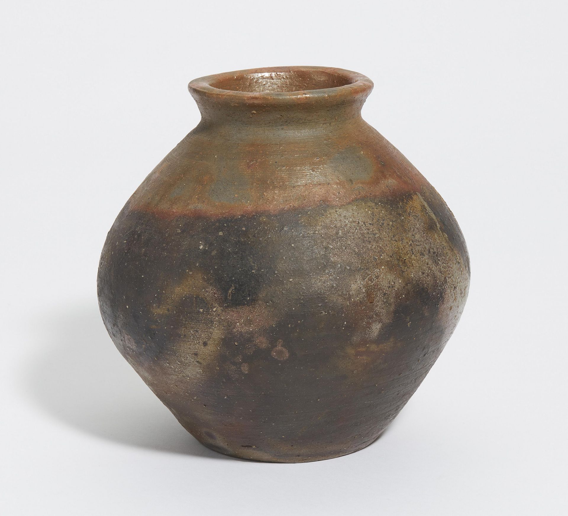 MIDDLE LARGE TSUBO IN SOROBAN SHAPE AS VASE. Origin: Japan. Date: 20th c. Technique: Bizen stoneware - Bild 4 aus 5