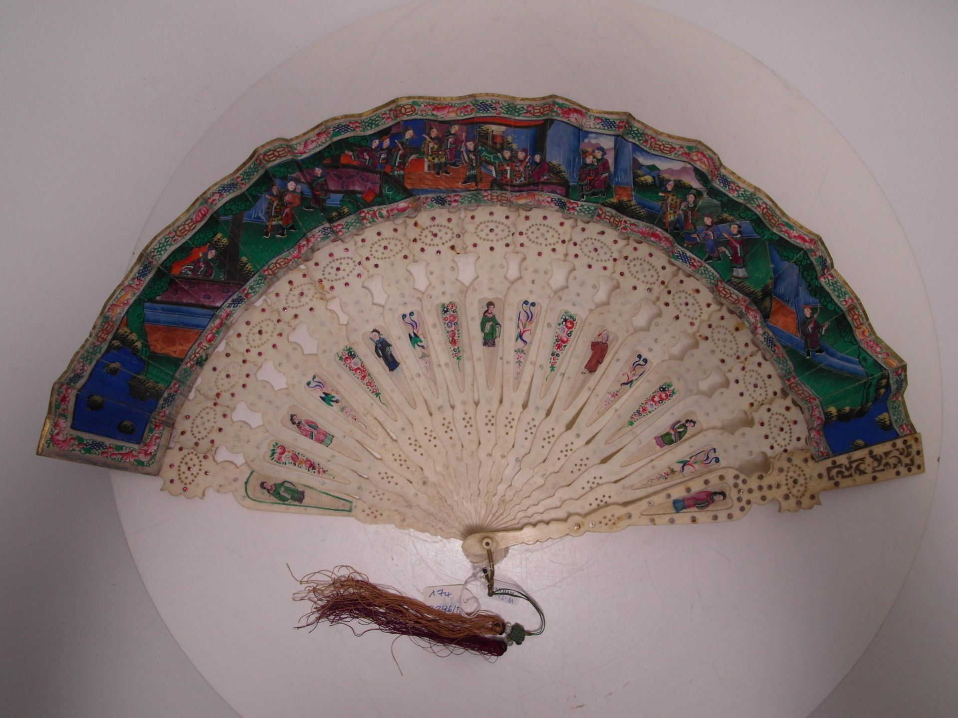 FAN WITH GENRE SCENES AND FAN FROM SHU LIAN JI WITH VIEWS OF THE WEST LAKE AND BUDDHIST TEMPLES. - Bild 13 aus 14