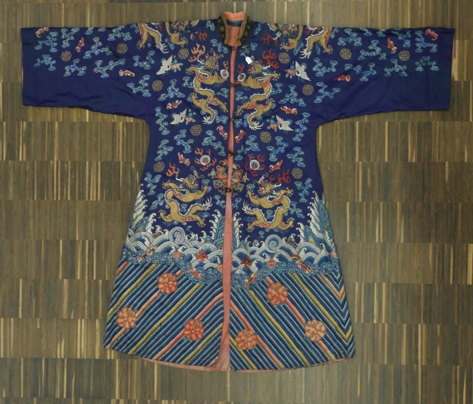 BLUE-GROUND DRAGON ROBE FOR THE CHINESE OPERA. Origin: China. Dynasty: Qing dynasty. Date: Ca. 1900. - Bild 2 aus 9