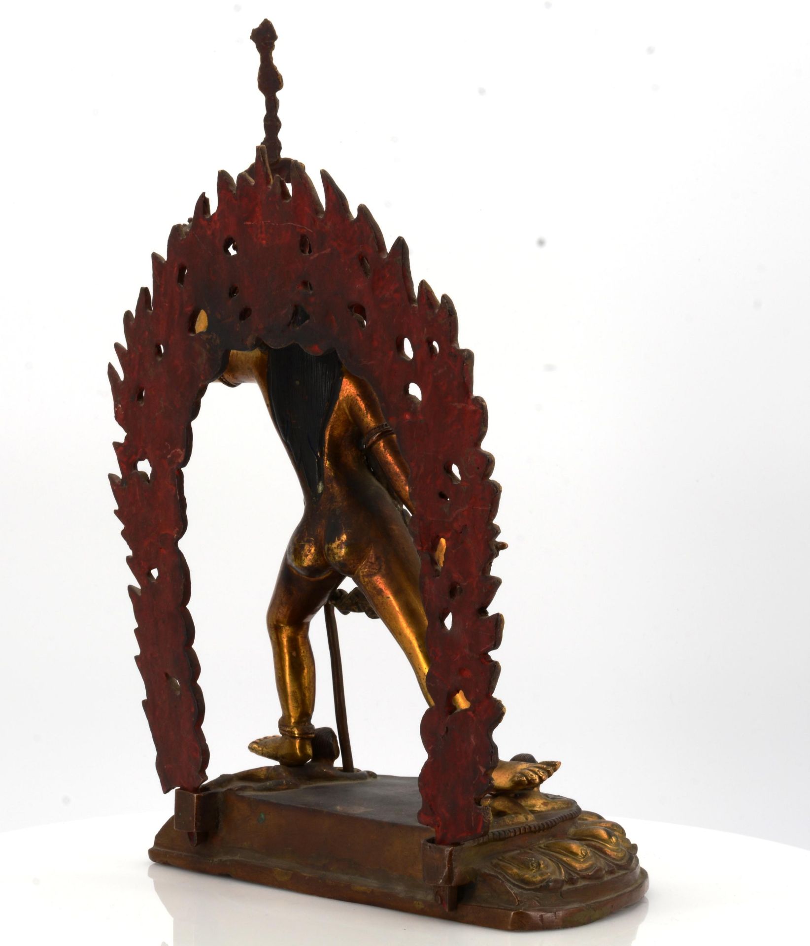 LARGE FIGURE OF THE DAKINI VAJRAYOGINI. Origin: Tibet. Technique: Old fire gilt bronze figure. - Bild 6 aus 9