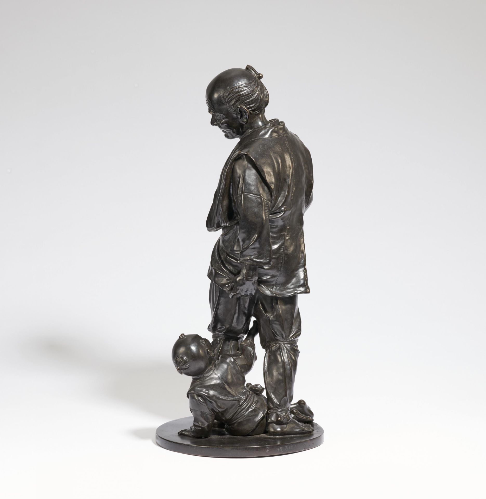 IMPORTANT AND LARGE BRONZE OF A GRANDFATHER AND HIS LITTLE GRANDSON. Origin: Japan. Dynasty: Meiji - Bild 2 aus 3