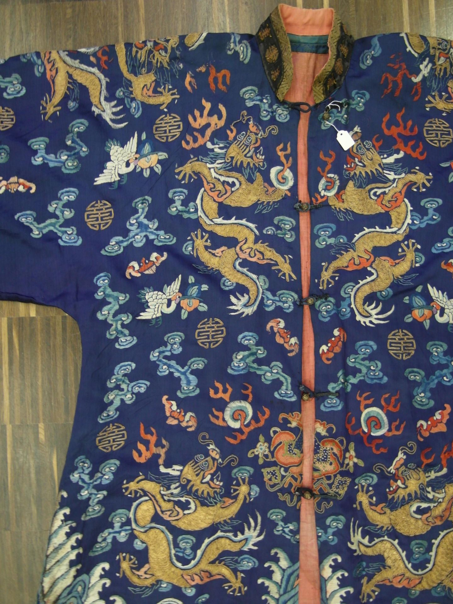 BLUE-GROUND DRAGON ROBE FOR THE CHINESE OPERA. Origin: China. Dynasty: Qing dynasty. Date: Ca. 1900. - Bild 6 aus 9