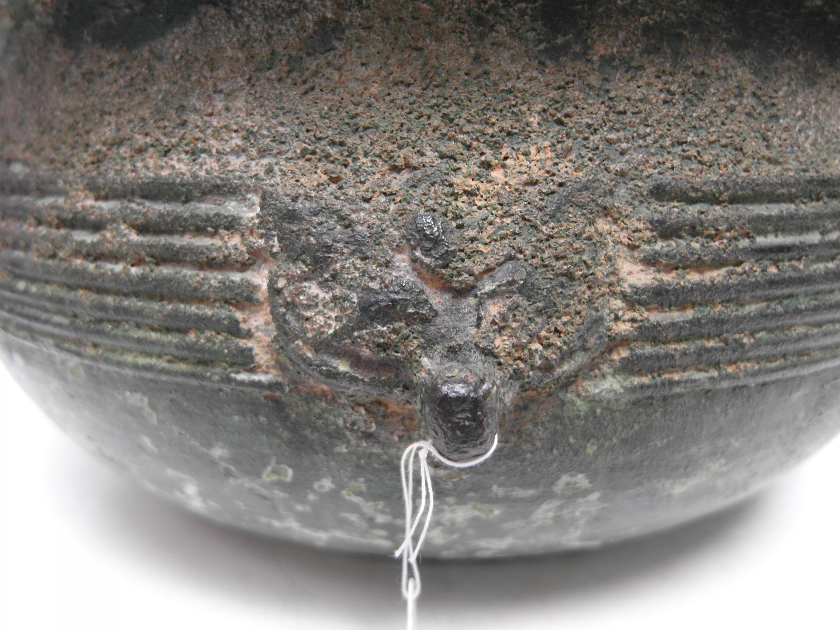 LARGE AND RARE BRONZE BASIN. Origin: China. Dynasty: Western Han dynasty (206 BC - 6 AD). Technique: - Image 8 of 22