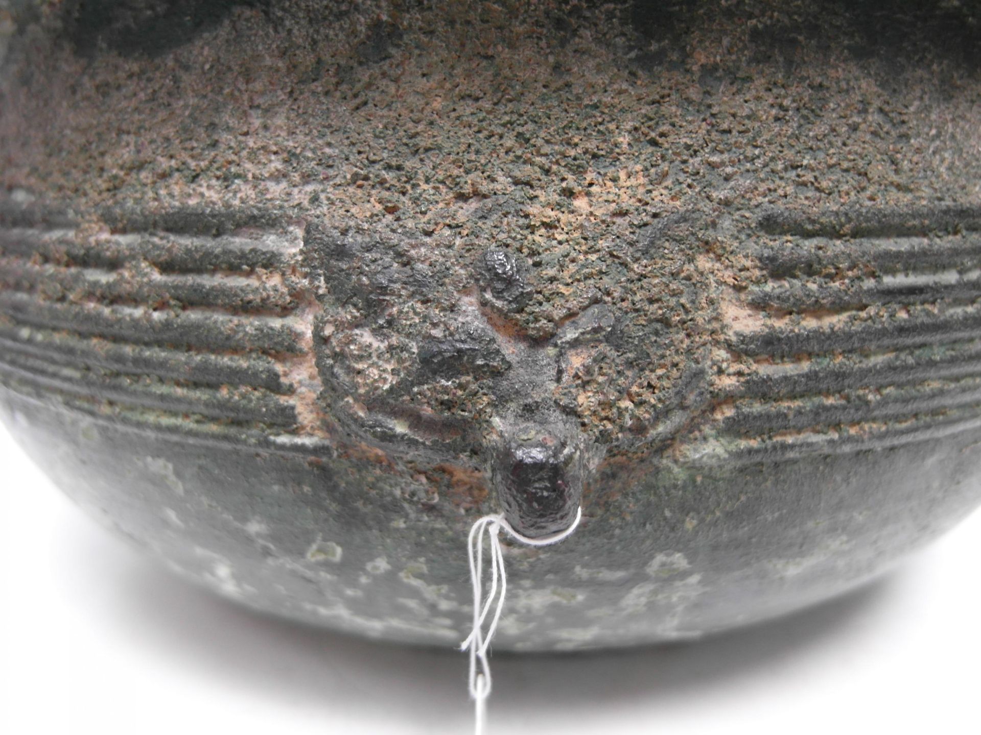 LARGE AND RARE BRONZE BASIN. Origin: China. Dynasty: Western Han dynasty (206 BC - 6 AD). Technique: - Bild 8 aus 22