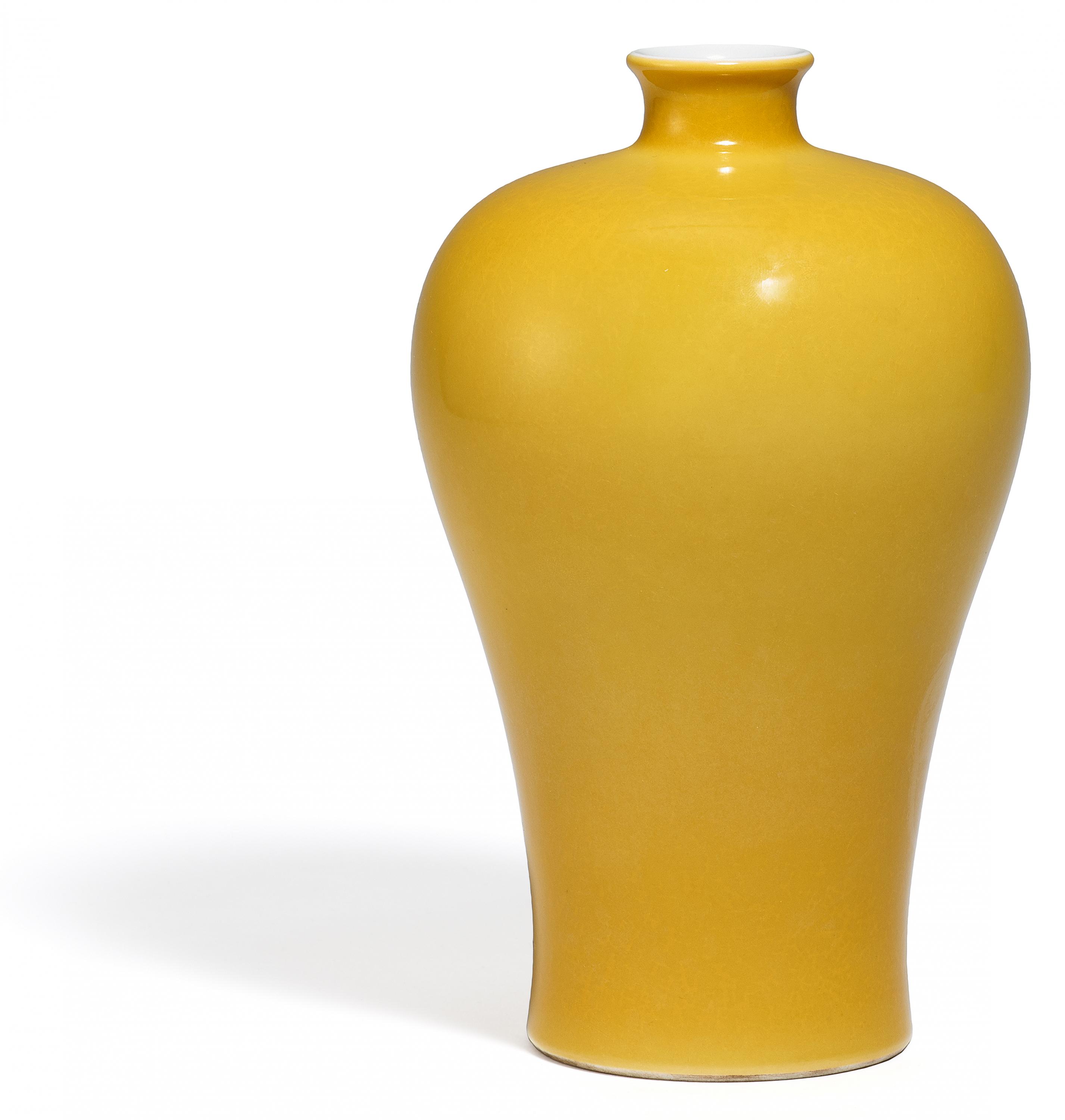 ELEGANT YELLOW GLAZED MEIPING VASE. Origin: China. Technique: Porcelain with monochrome yellow