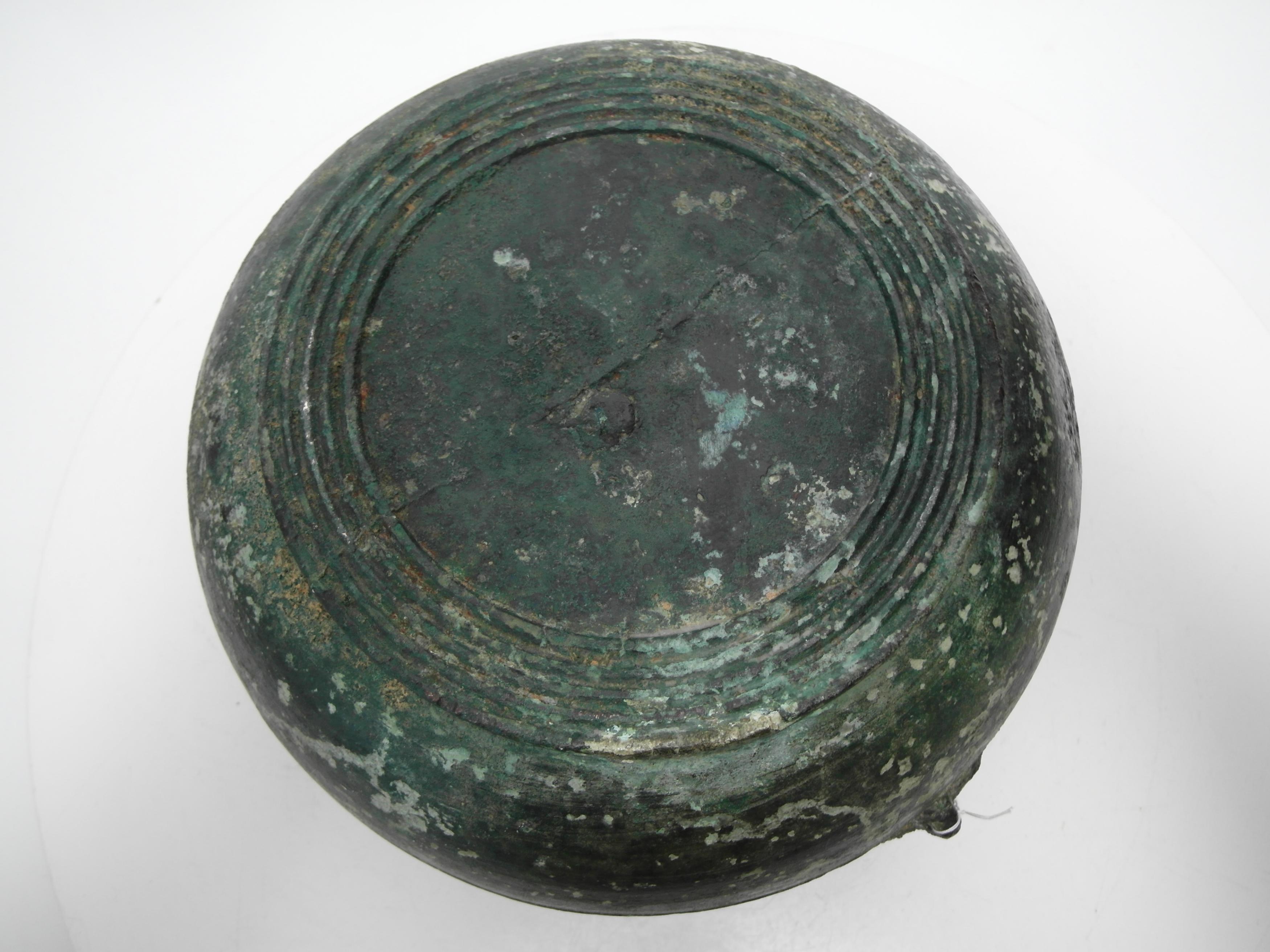 LARGE AND RARE BRONZE BASIN. Origin: China. Dynasty: Western Han dynasty (206 BC - 6 AD). Technique: - Image 21 of 22