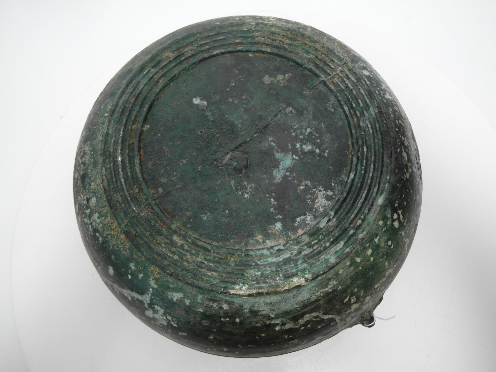 LARGE AND RARE BRONZE BASIN. Origin: China. Dynasty: Western Han dynasty (206 BC - 6 AD). Technique: - Bild 21 aus 22