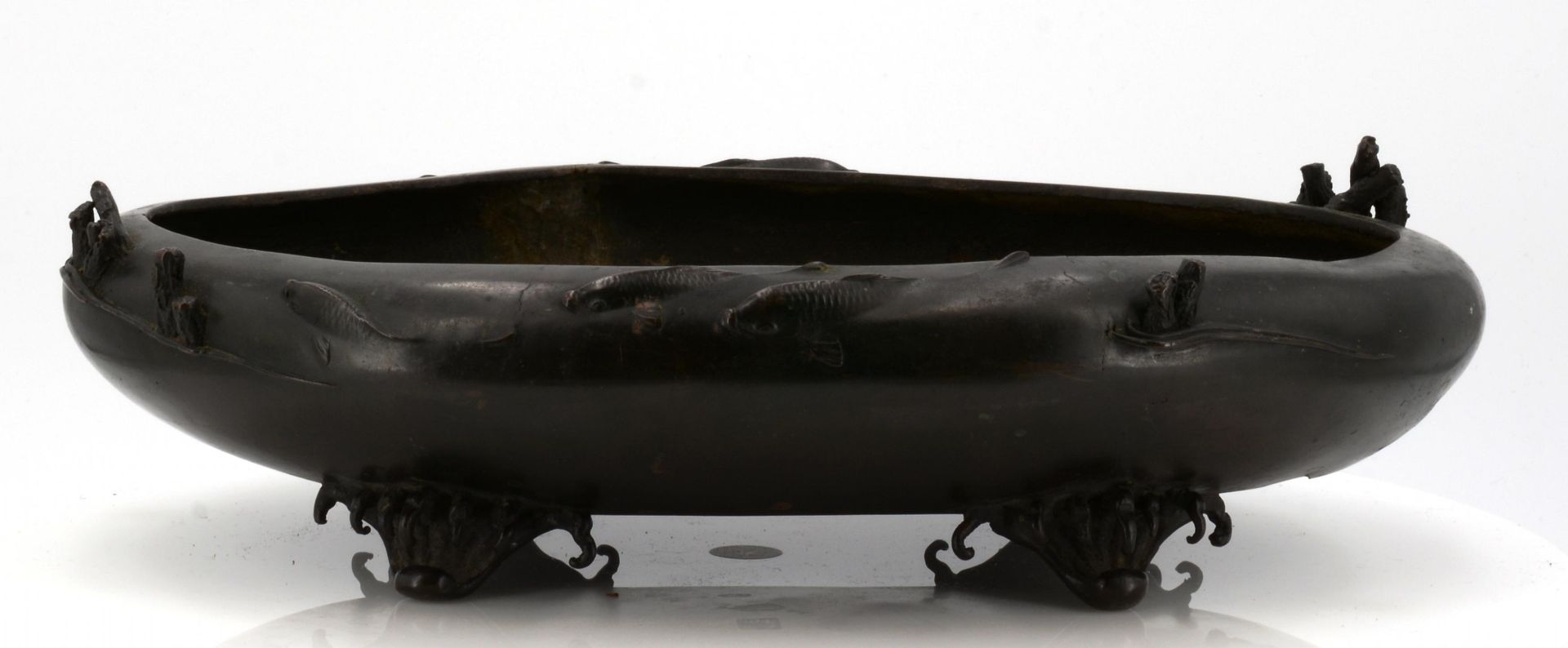 OVAL BOWL WITH CARP AND WAVES. Origin: Japan. Dynasty: Meiji period (1868-1912). Technique: Bronze - Bild 5 aus 9