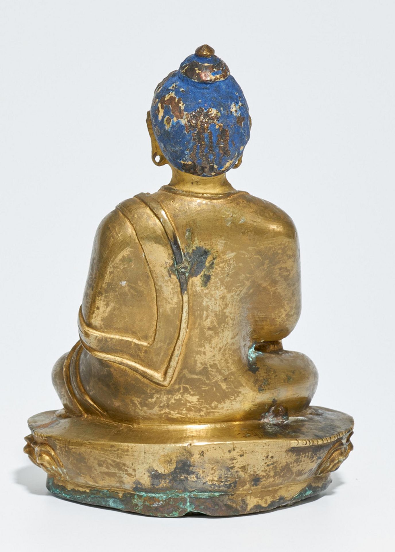 BUDDHA SHAKYAMUNI WITH ALM BOWL. Origin: Tibet. Date: 18th/19th c. Technique: Old, fire gild bronze. - Bild 2 aus 6