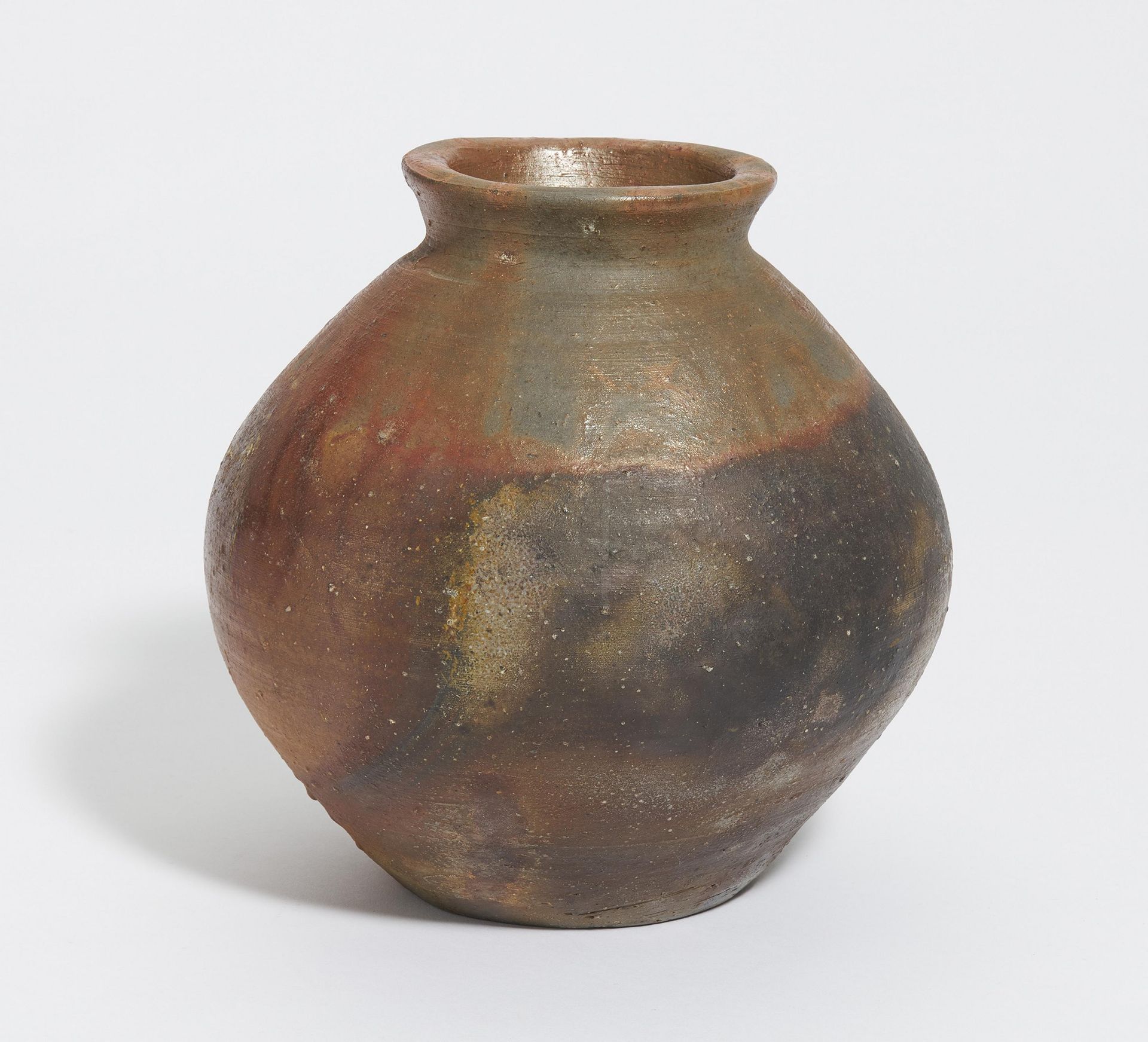 MIDDLE LARGE TSUBO IN SOROBAN SHAPE AS VASE. Origin: Japan. Date: 20th c. Technique: Bizen stoneware - Bild 3 aus 5