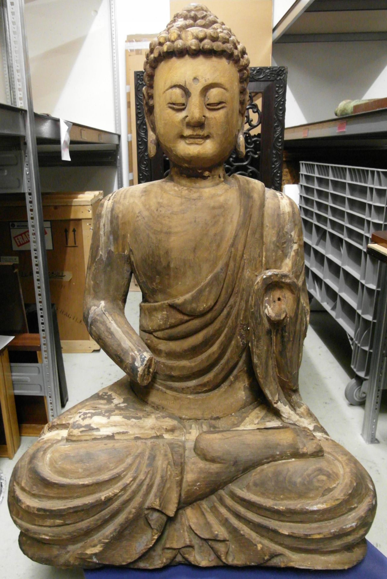 IMPORTANT AND LARGE MEDITATING BUDDHA. Origin: China. Date: In the style of the early Ming - Bild 3 aus 22