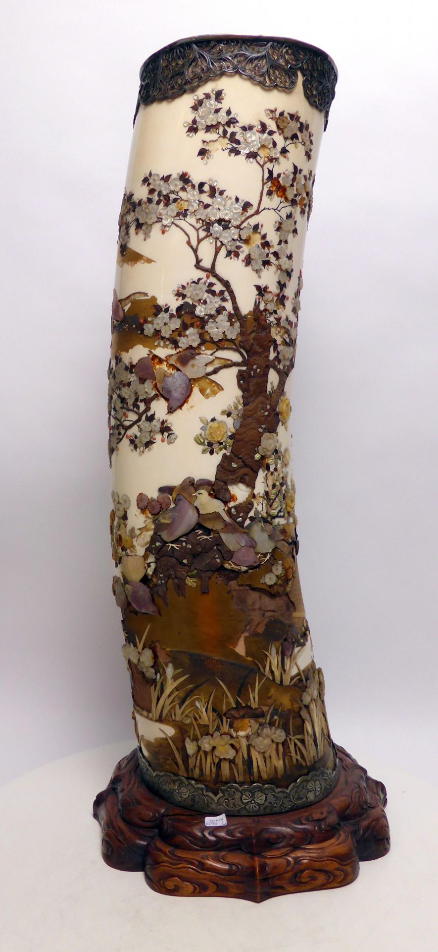 IMPORTANT AND LARGE IVORY TUSK DECORATED WITH SHIBAYAMA. Origin: Japan. Dynasty: Meiji period ( - Bild 2 aus 26