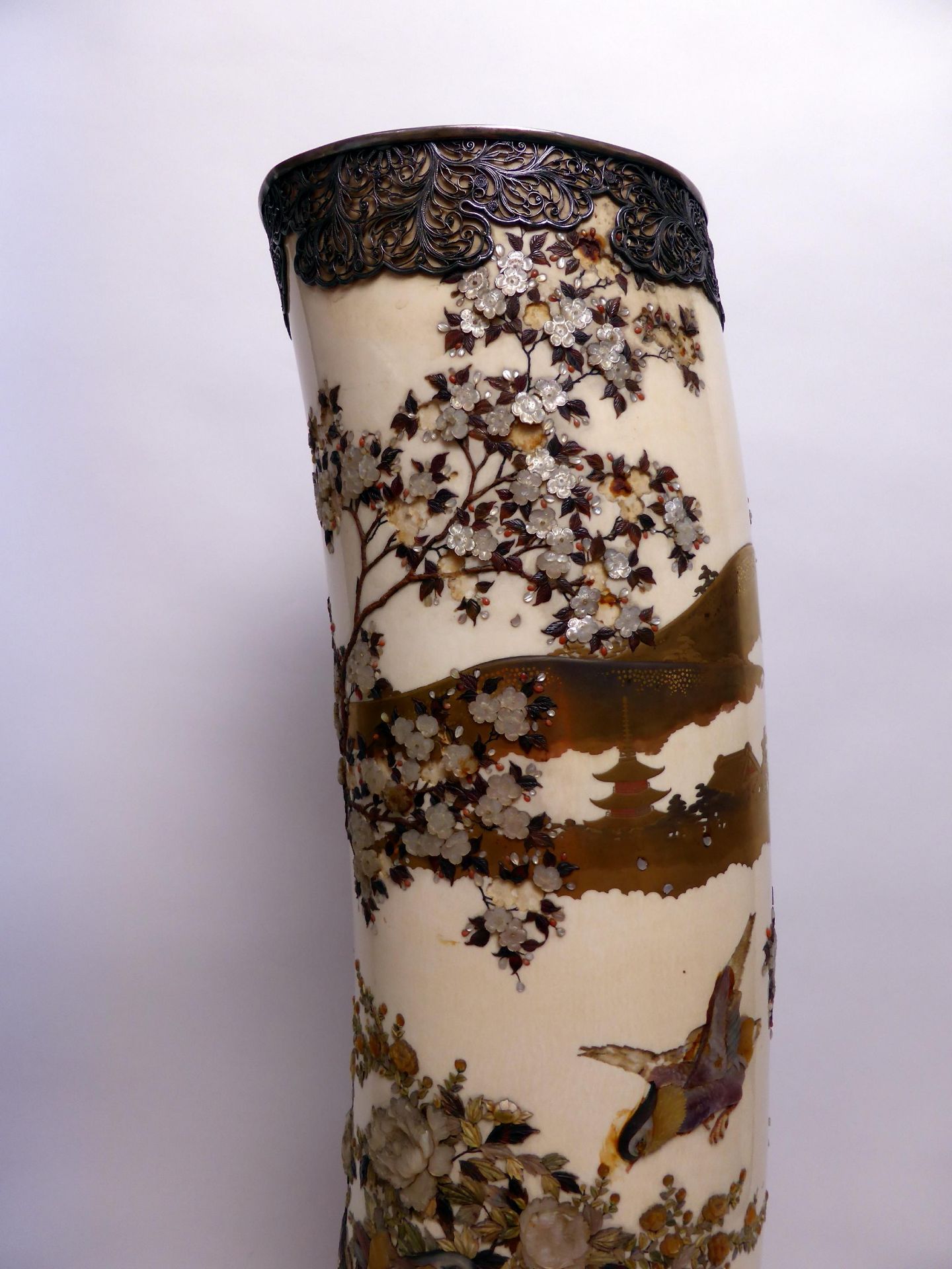 IMPORTANT AND LARGE IVORY TUSK DECORATED WITH SHIBAYAMA. Origin: Japan. Dynasty: Meiji period ( - Bild 11 aus 26