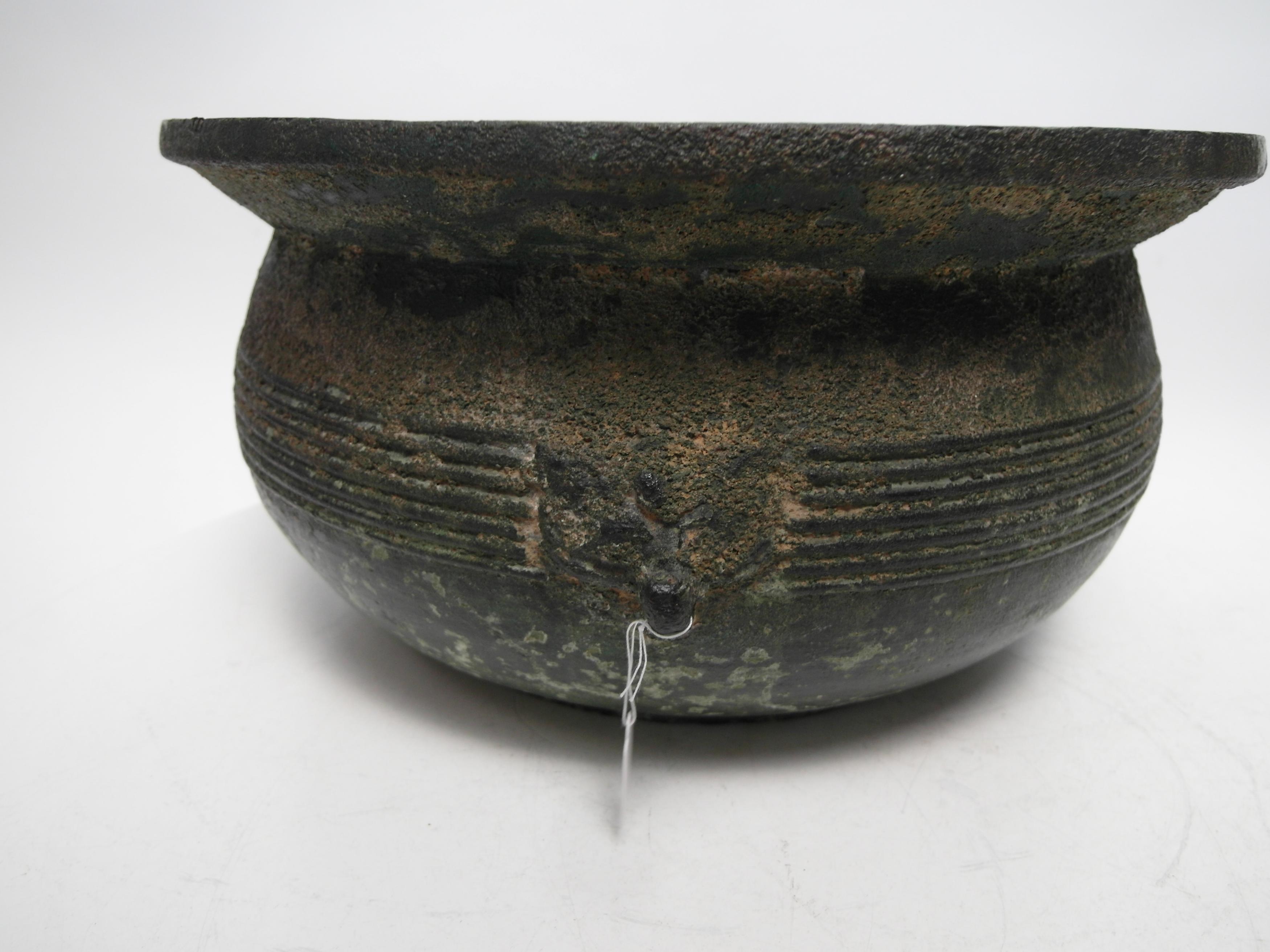 LARGE AND RARE BRONZE BASIN. Origin: China. Dynasty: Western Han dynasty (206 BC - 6 AD). Technique: - Image 7 of 22