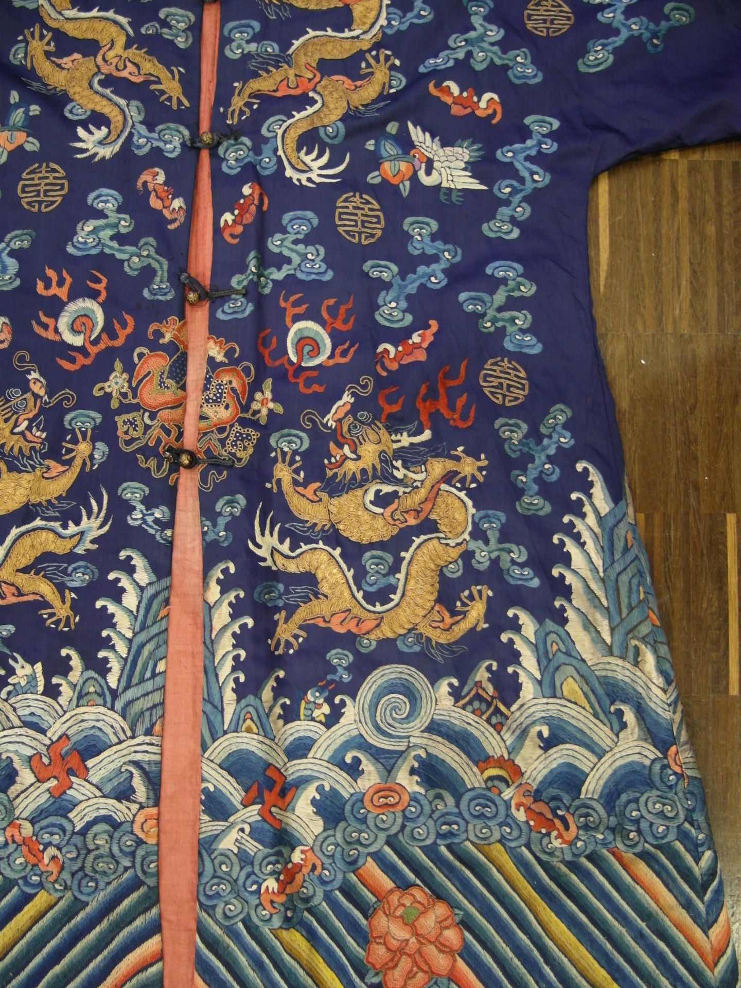 BLUE-GROUND DRAGON ROBE FOR THE CHINESE OPERA. Origin: China. Dynasty: Qing dynasty. Date: Ca. 1900. - Bild 4 aus 9